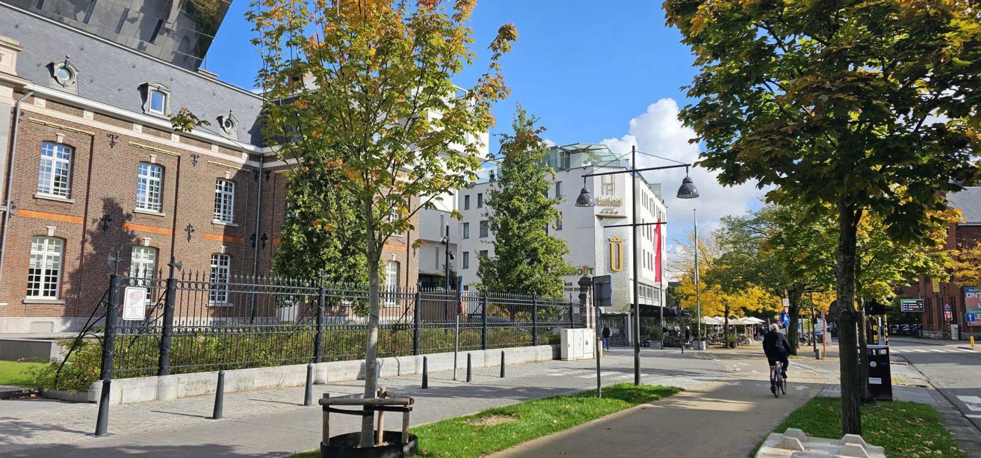 Guffenslaan – Hasselt Zeer praktische, ondergrondse autostaanplaats te koop, gelegen op de kleine ring van Hasselt. foto {{pictureIndex}}