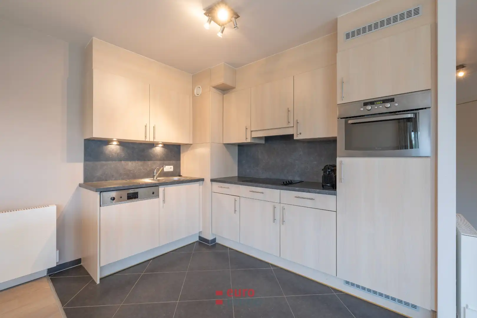 Lichtrijk hoekappartement met zonnige tuin en verwarmd buitenzwembad foto 6