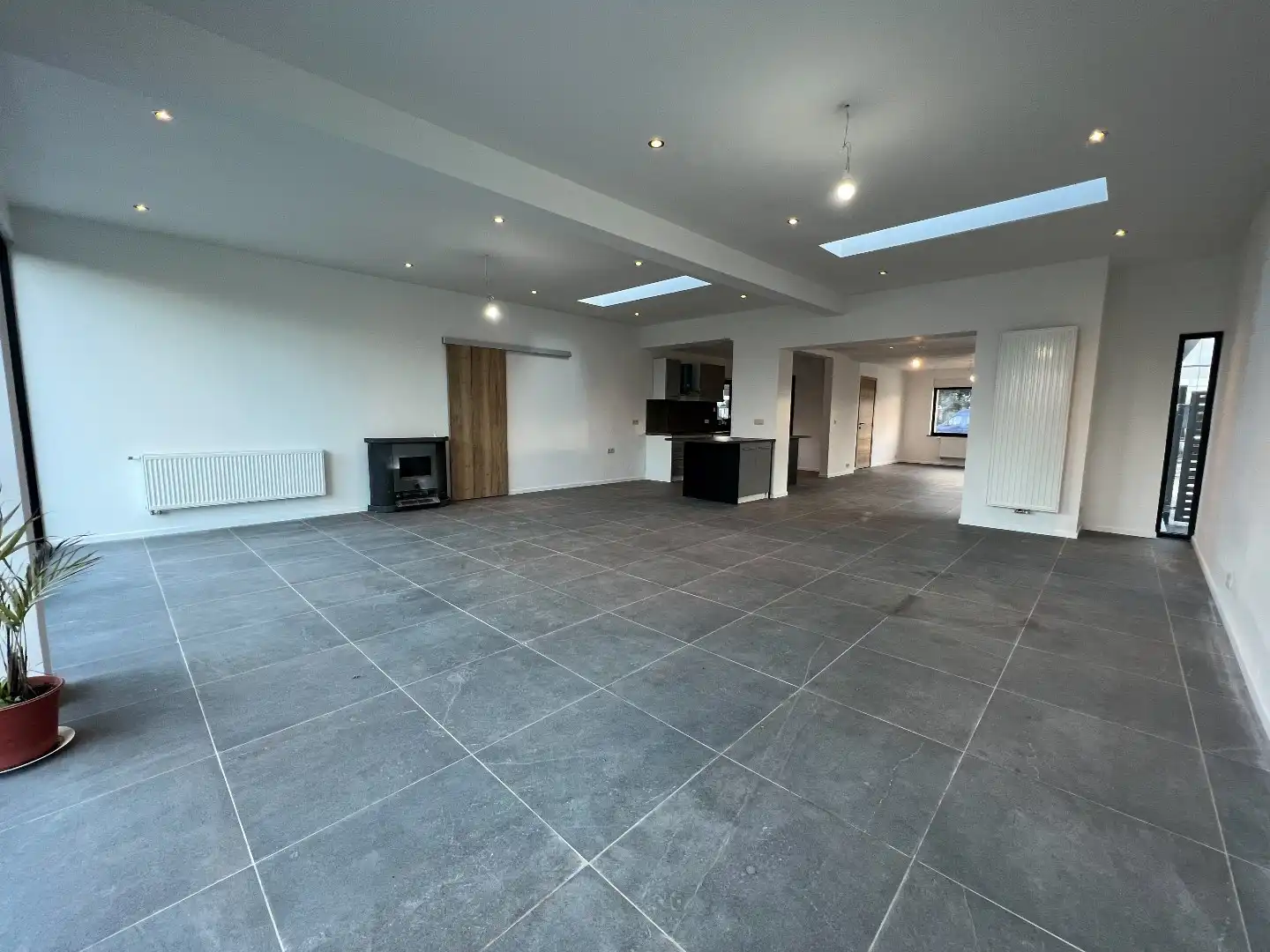 Volledig vernieuwde woning met 3 slpk. en  zuid-west gerichte tuin, goed gelegen vlakbij het commerciële centrum van Knokke en het station. foto 3