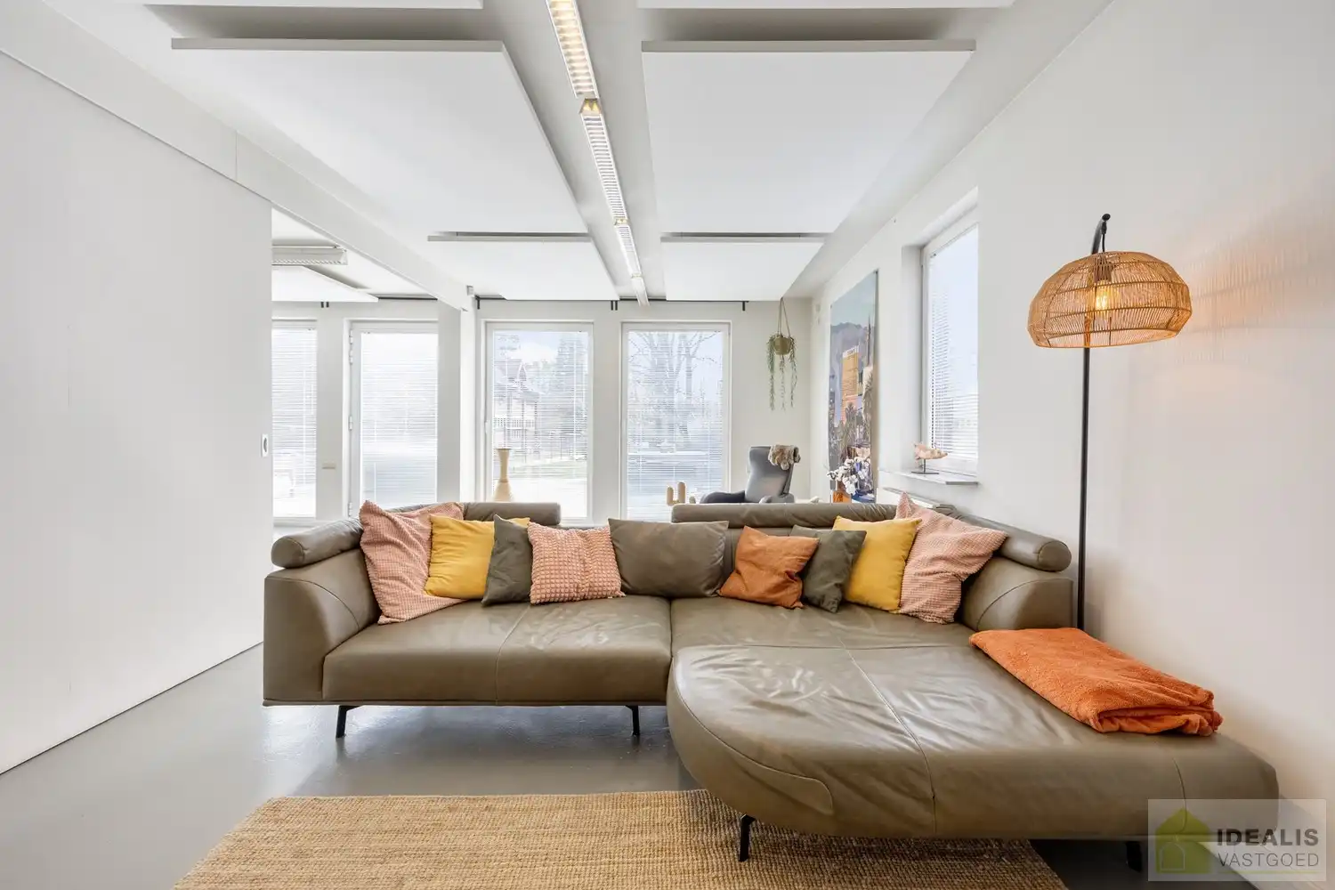 STATIG, STRAK EN UITERST RUIM COMPLEX MET HOOGSTAANDE AFWERKING EN OOG VOOR DETAIL. MOMENTEEL VOORZIEN VAN 3 SLAAPKAMERS, RIANTE LEEFRUIMTES ÉN UNIEKE LANDSCAPE KANTOORRUIMTES OP RESIDENTIËLE DOCH GUNSTIGE LOCATIE!! Dit exclusieve complex omvat maar liefst +-400m² netto bewoonbare oppervlakte! Kenmerkend aan dit statige pand is de unieke voorgevel die bezet is met keramische kunst van Pieter Stockmans. Gelegen op een residentiële locatie in een rustige woonstraat doch op enkele minuten van het centrum van Genk! foto 14