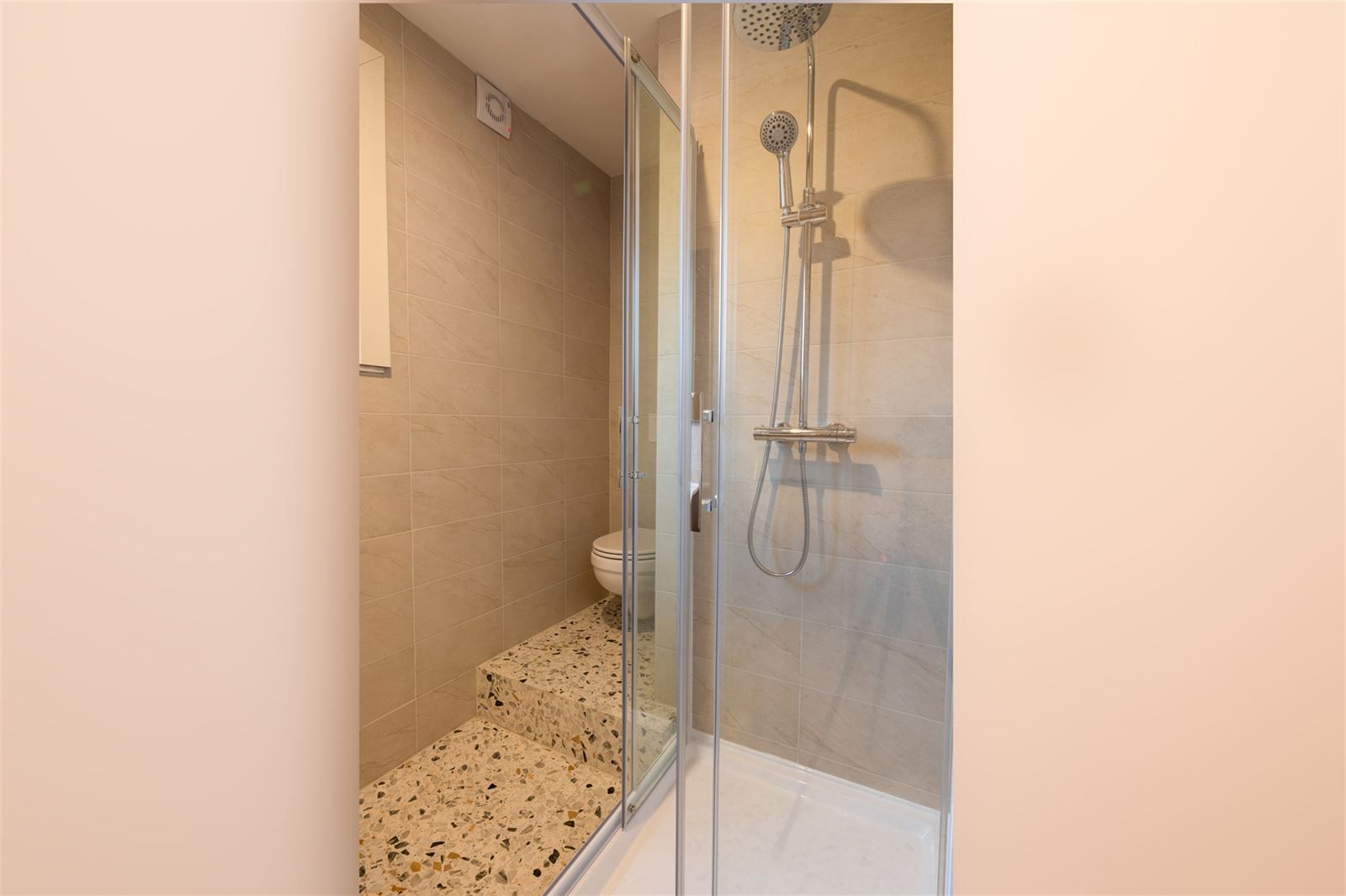 Gezellige gerenoveerde woning in een rustige wijk, met ruime tuin en garage foto 8