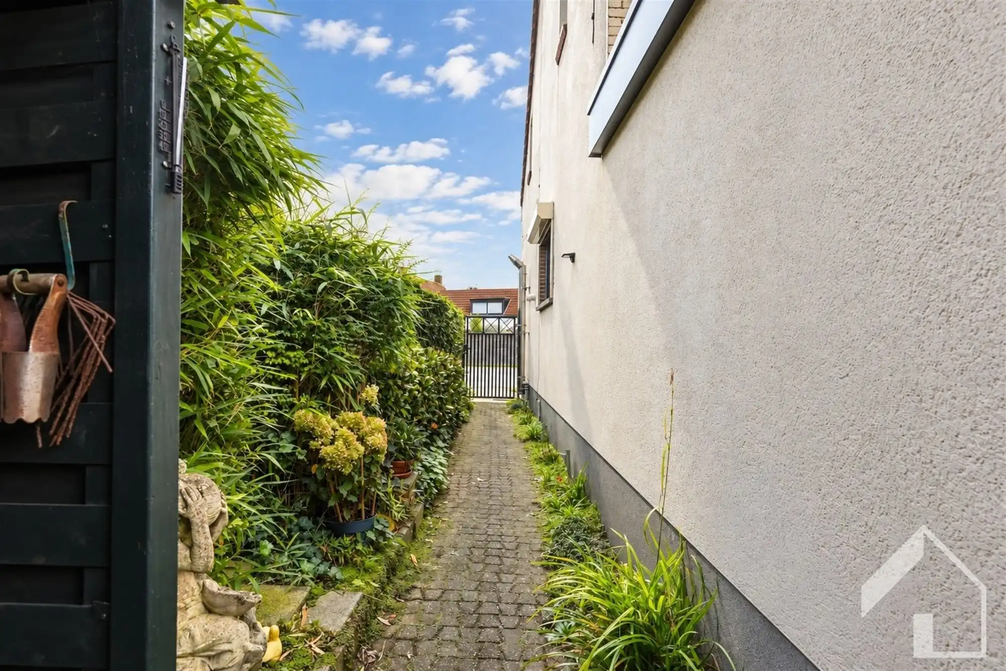 Woonhuis met potentieel, zij-ingang en prachtige tuin foto 17