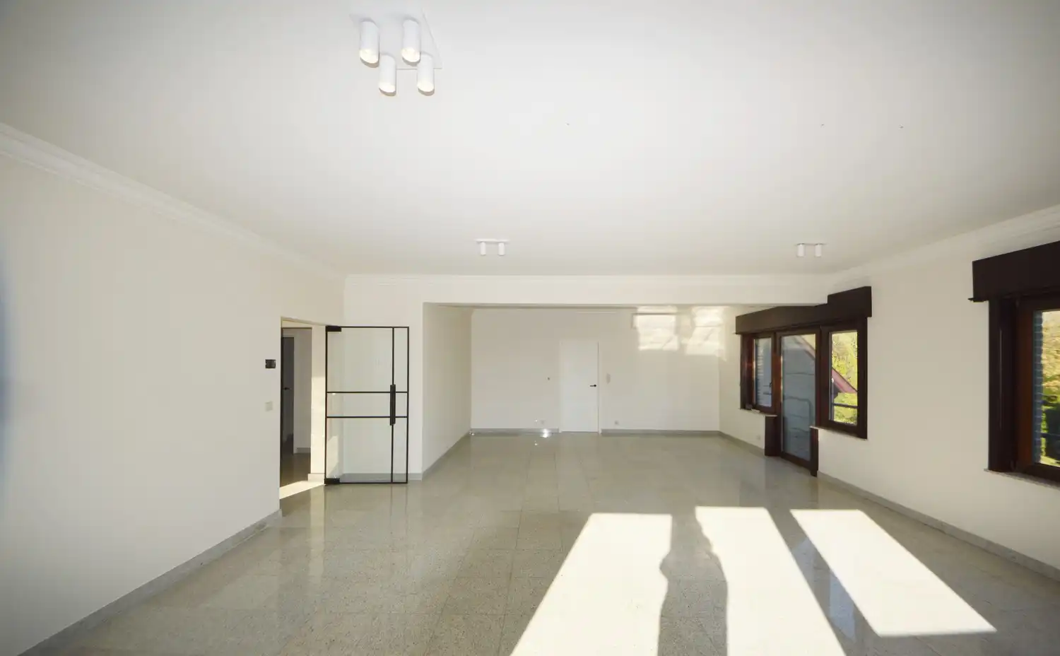 Ruim en lichtrijk gerenoveerd appartement (182 m²) INCLUSIEF GARAGE EN PARKING foto 4