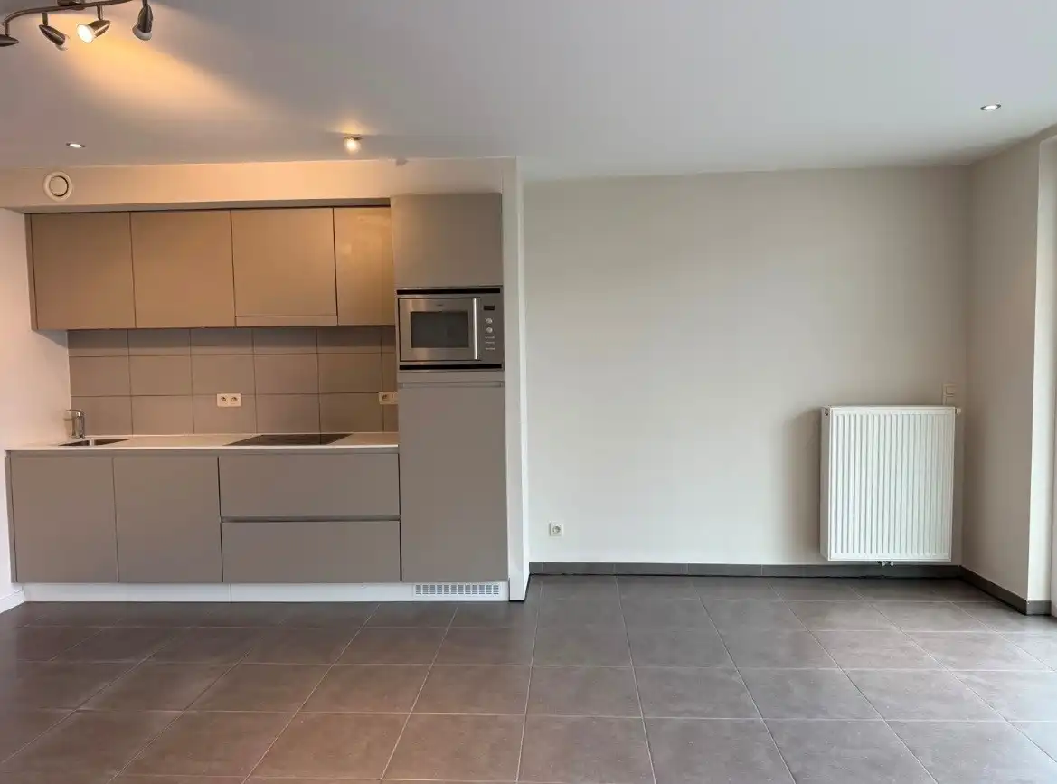 Instapklaar appartement met 2 slaapkamers en terras op wandelafstand van zeedijk. foto 4