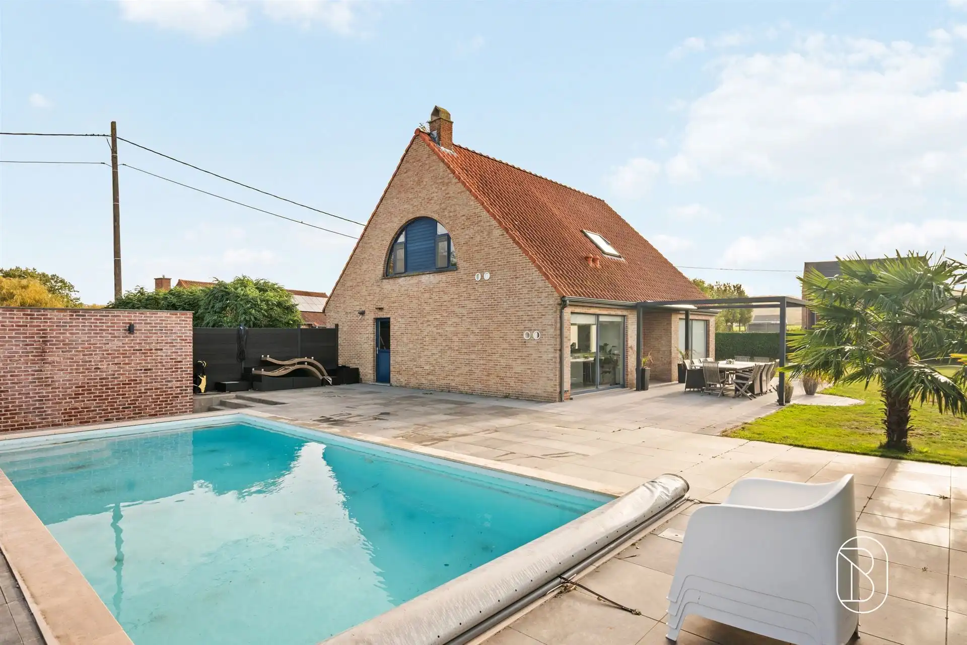 Villa met verwarmd zwembad en 2 garages!  foto 5