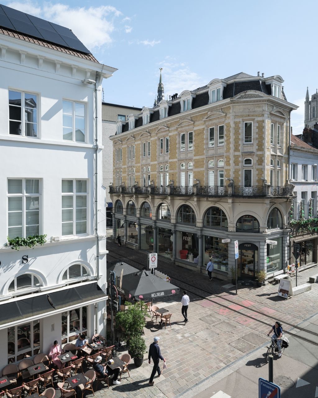 Klassevol herenhuis-appartement met ruim terras, gelegen op de eerste verdieping van een karaktervol gebouw. foto 6