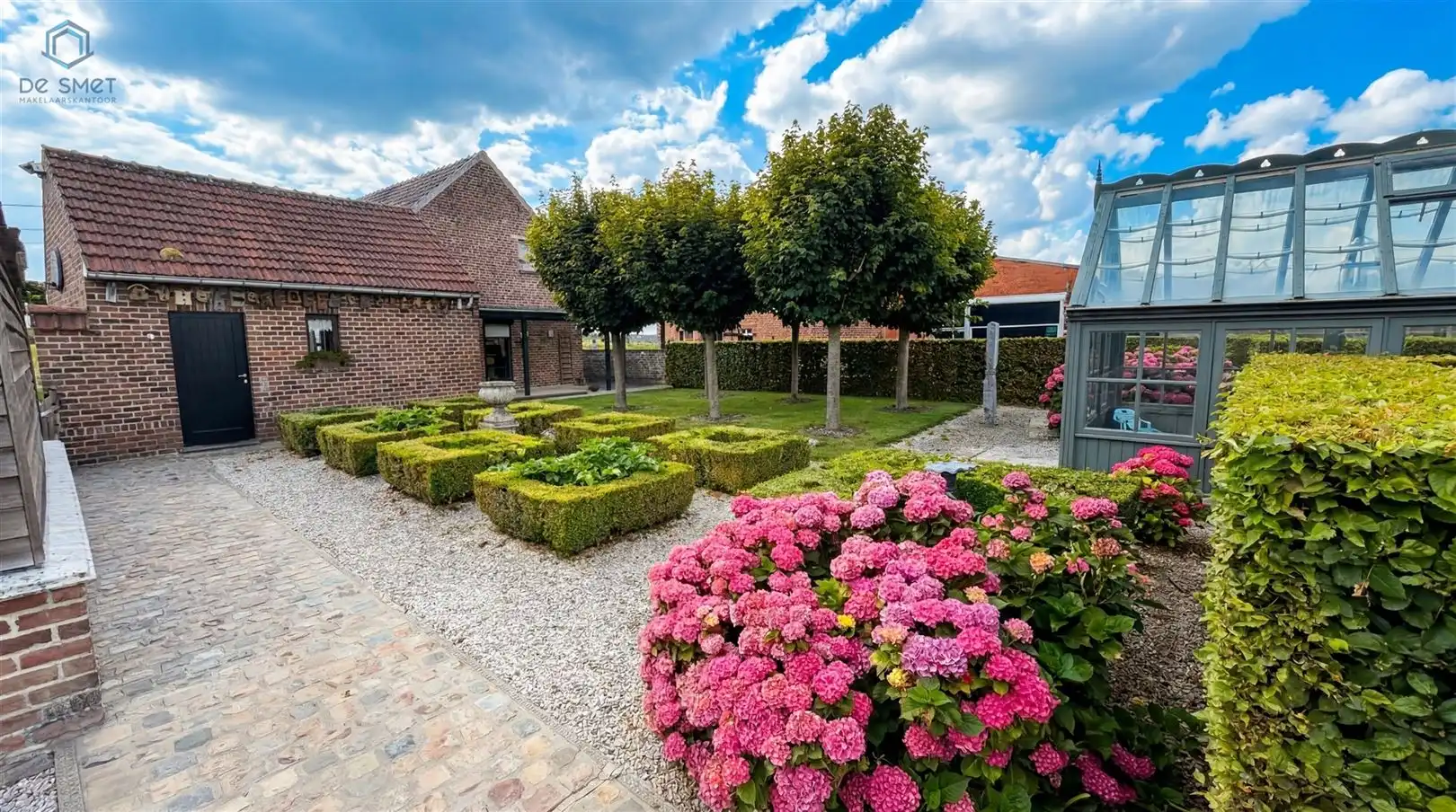 Instapklare woning met 3 slaapkamers, prachtige tuin, 2 garages en tal van mogelijkheden in Lierde foto 5