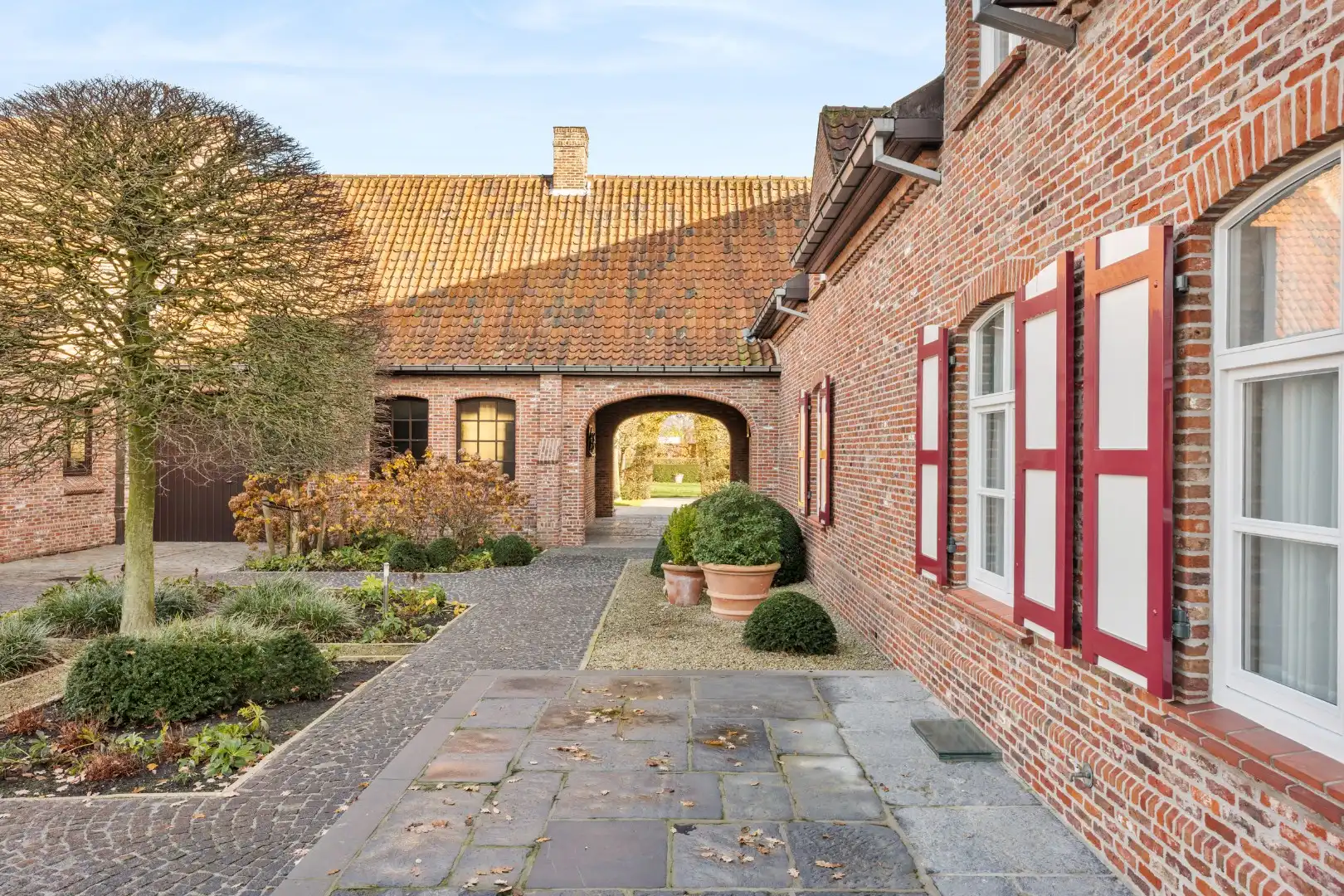 Unieke eigendom met 2 schuren, kapschuur, paardenstal en verzichten foto 6