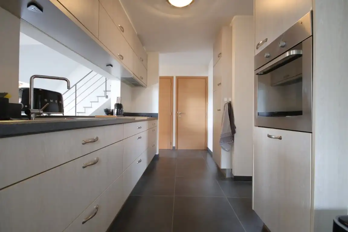 Rustig gelegen duplex appartement, met garage en extra staanplaats op wandelafstand van het centrum van Sint-Truiden. foto 14