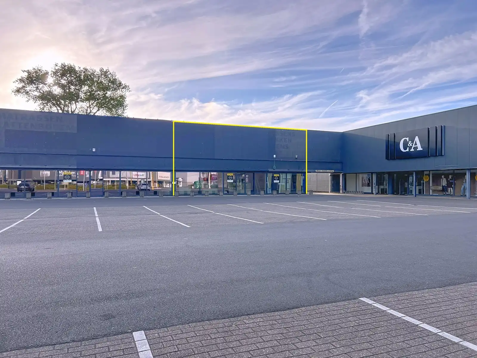 Instapklare baanwinkel op uiterst COMMERCIËLE TOP-ligging te Roeselare! foto 2