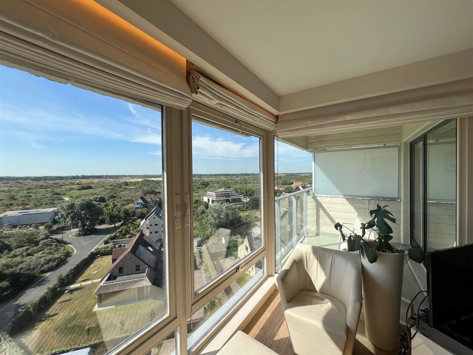 Supergrote gerenoveerde studio incl. parking met uniek uitzicht foto 2