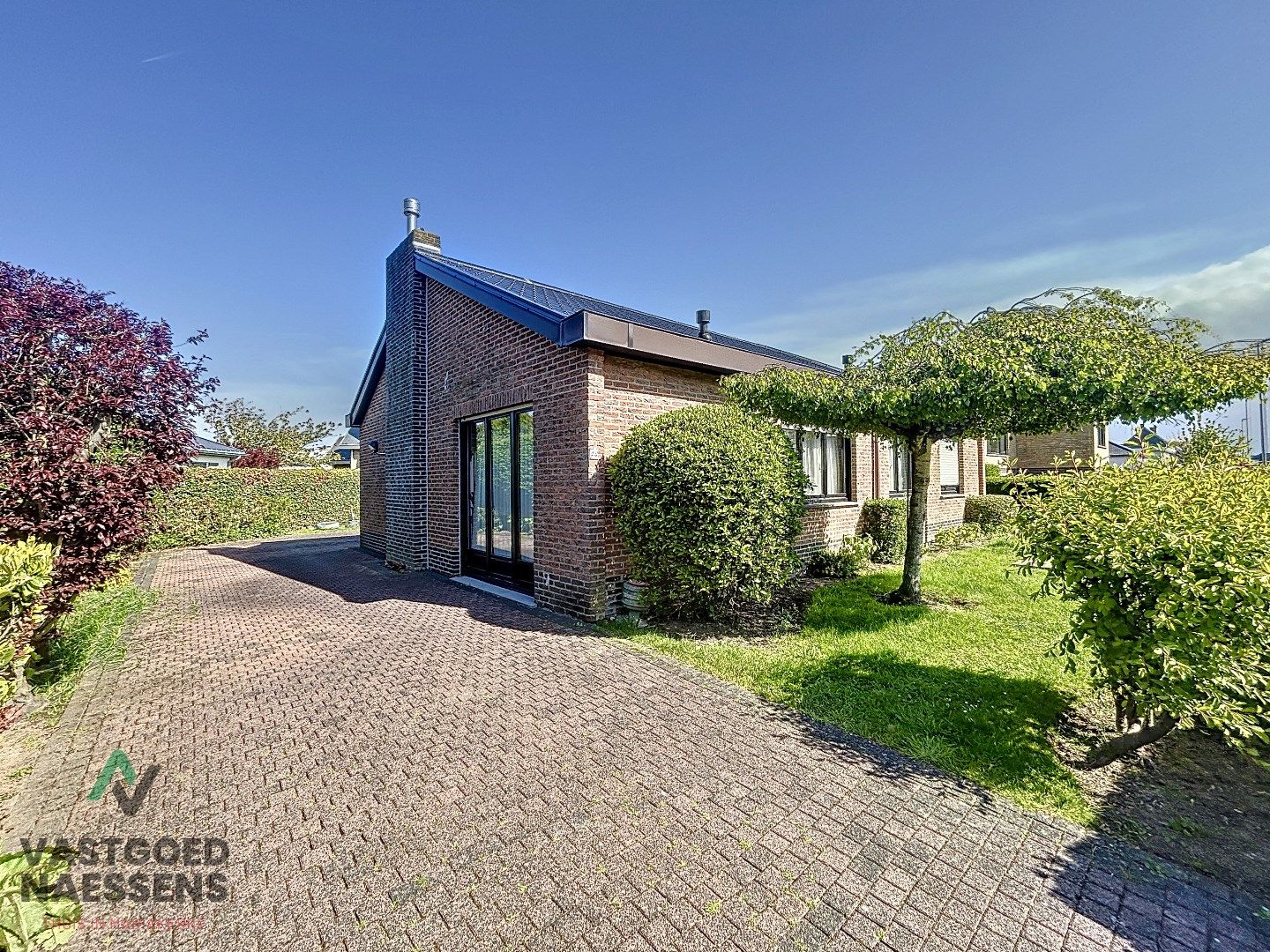 Instapklare en vrijstaande woning met inpandige garage en zonnige tuin.  foto {{pictureIndex}}