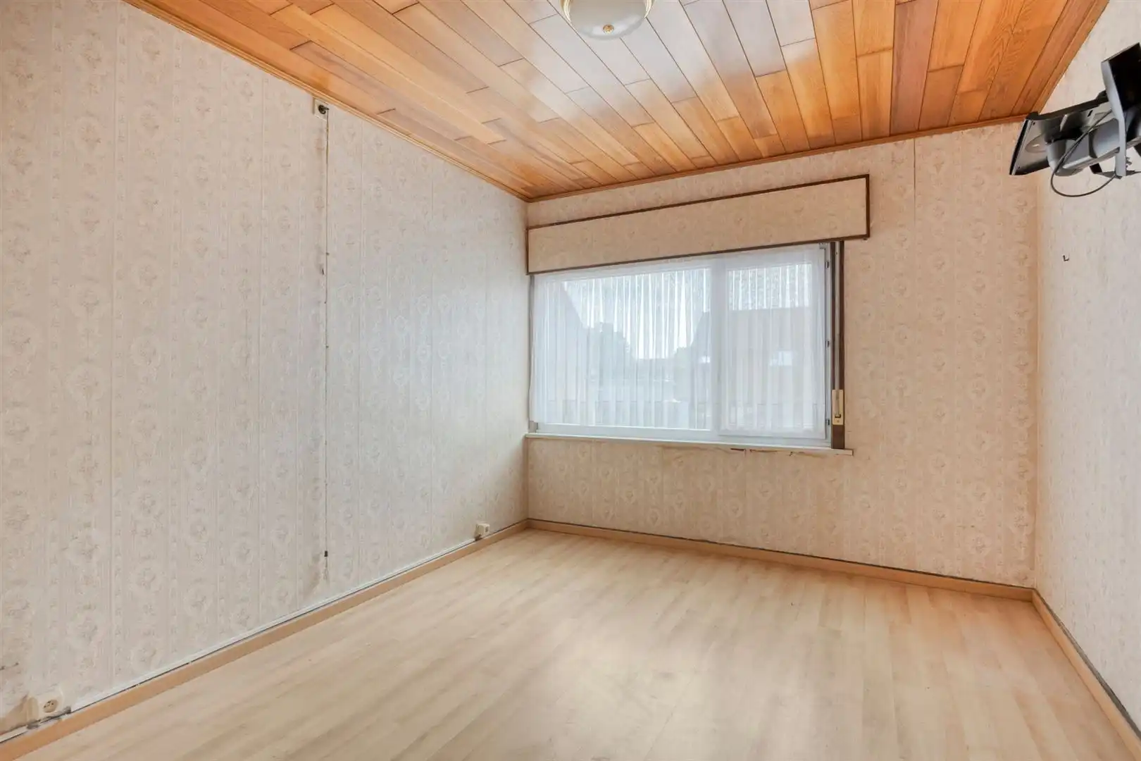 Te renoveren woning met zeer goede structuur en zijtoegang! foto 17