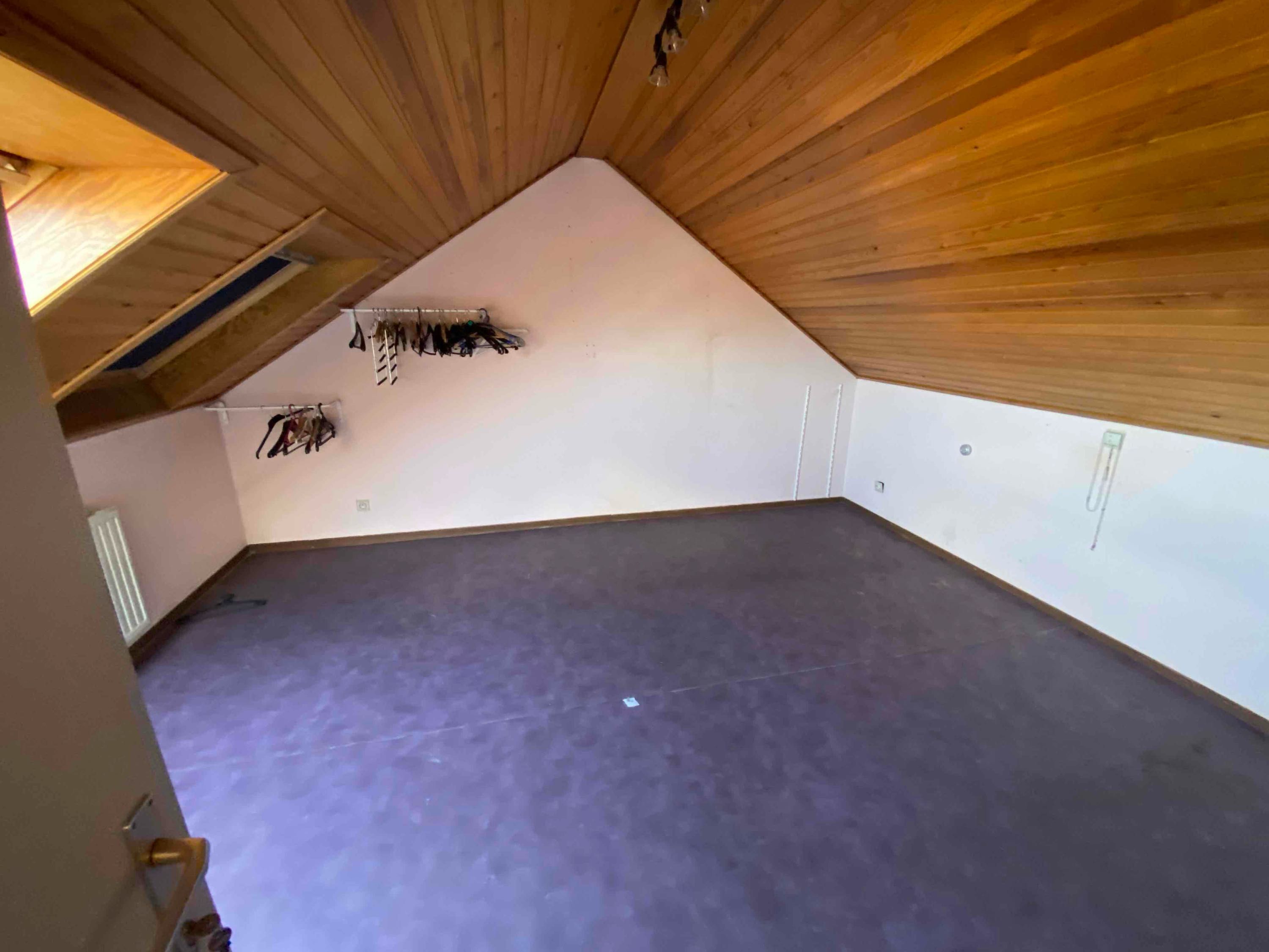 Mooi centraal gelegen duplex appartement op de derde verdieping met ruim terras met zicht over Sint-Truiden foto 7