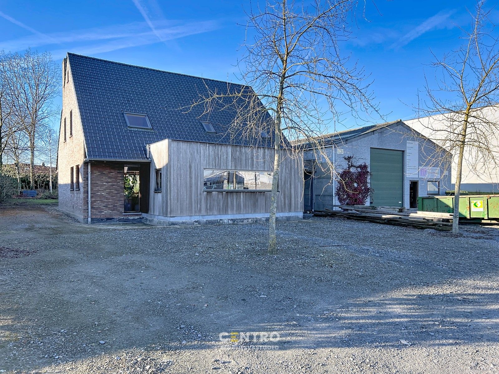 Zeldzame opportuniteit: LOODS/ATELIER 516 m² + ruime ALLEENSTAANDE woning 250 m² op rustig bedrijventerrein vlakbij Roeselare (EPC: A) ! foto 2