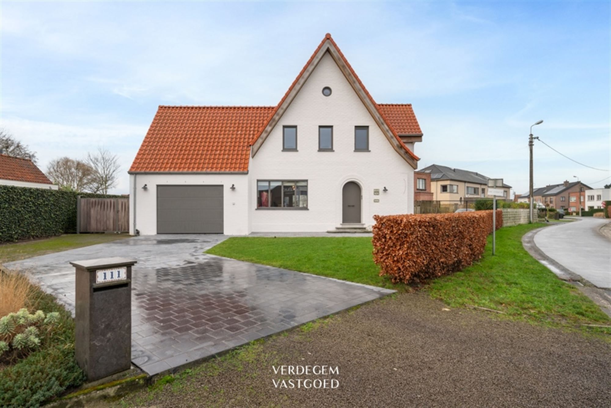 Charmante villa met 3 slaapkamers, garage en tuin op toplocatie foto {{pictureIndex}}