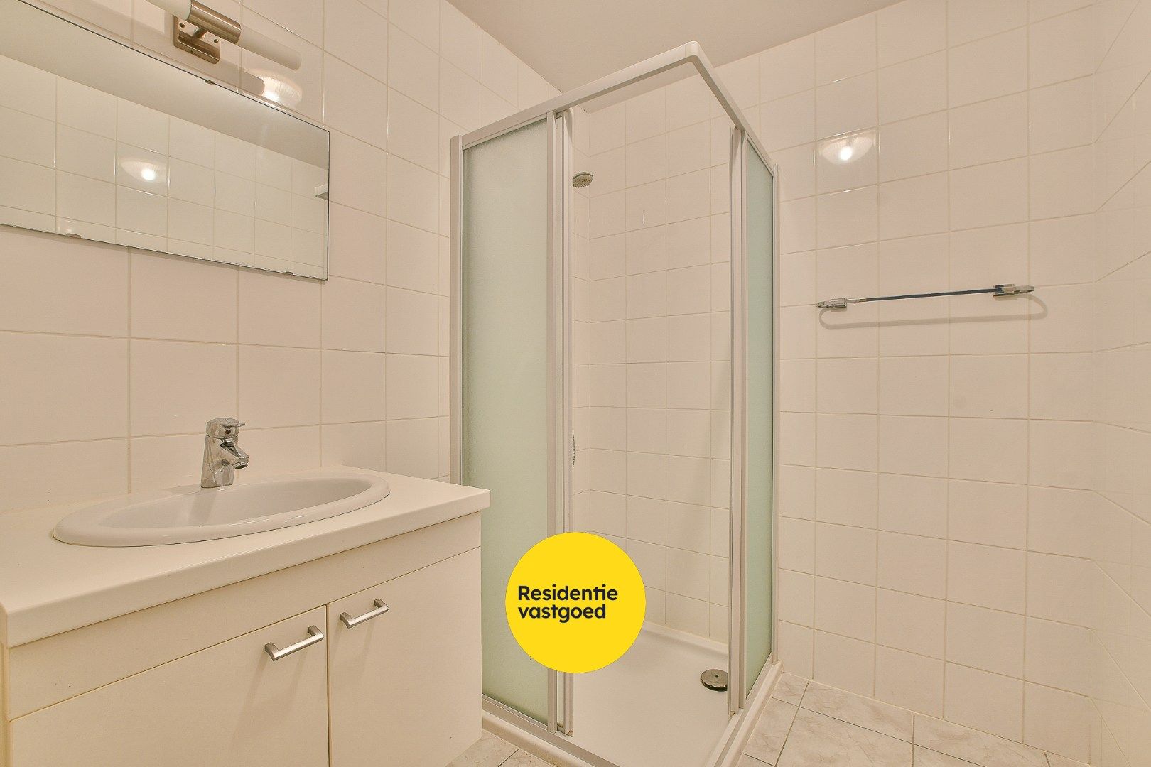 Modern gelijkvloers appartement met 2 slaapkamers– op slechts 500m van strand en zee! foto 10
