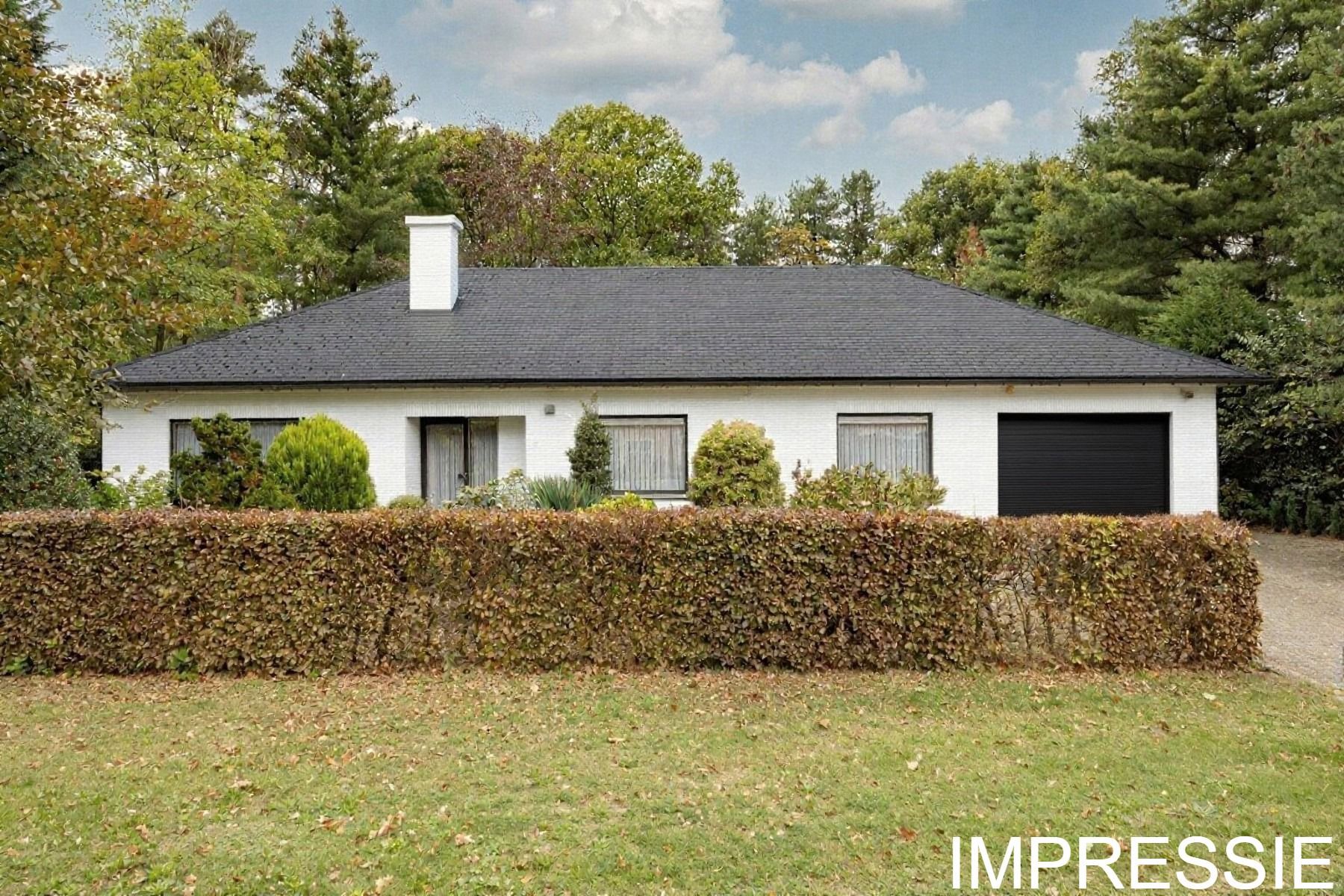 Hoofdfoto van de publicatie: Laagbouwvilla op residentieel perceel van ca. 1.783 m².