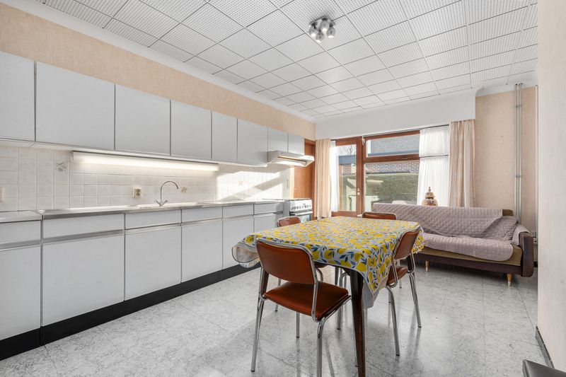 Torhout- Vrijstaande woning met 5 slaapkamers. foto 8