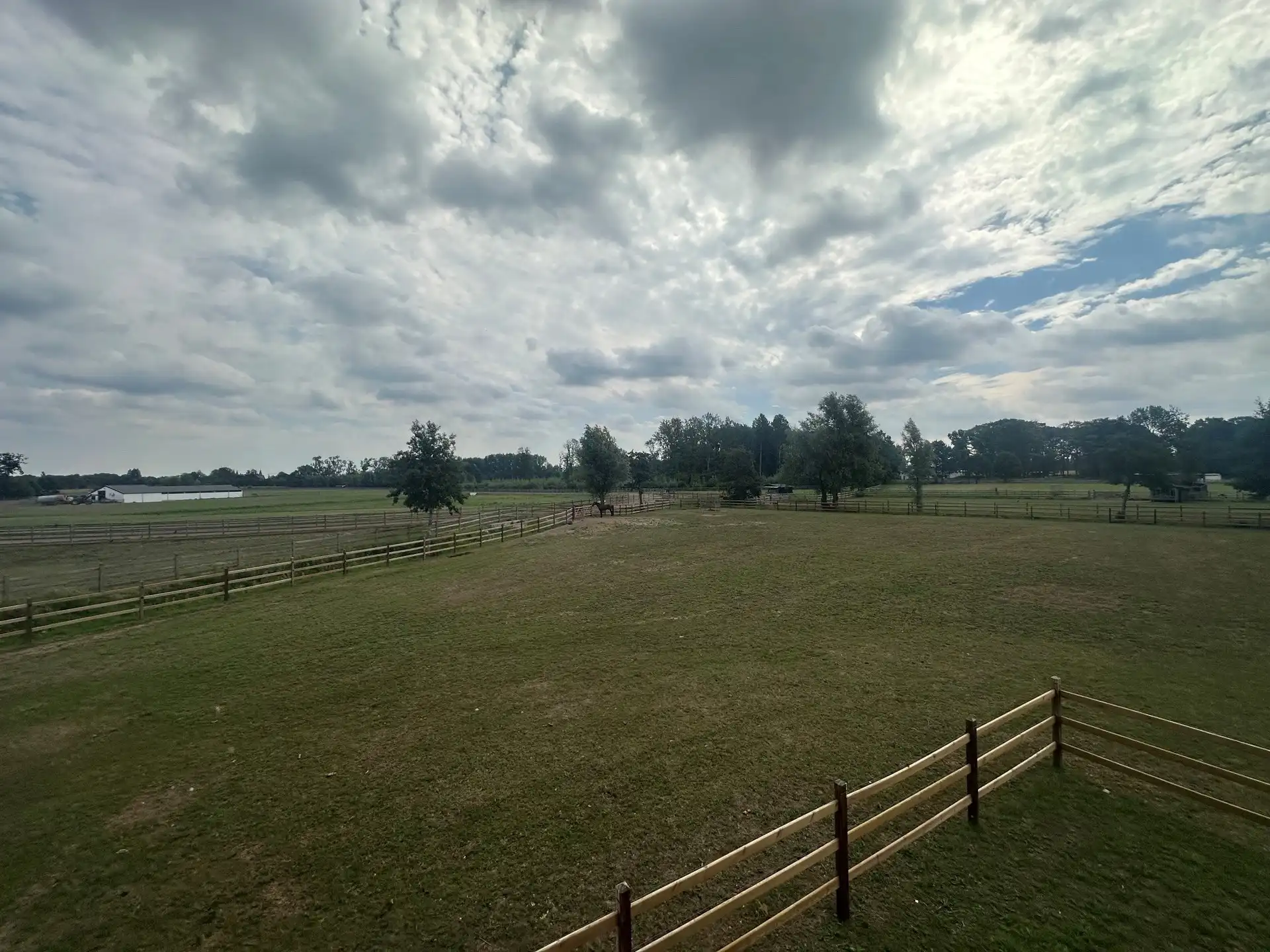 Klassevolle open bebouwing met 4 slaapkamers en prachtig landelijk uitzicht foto 17