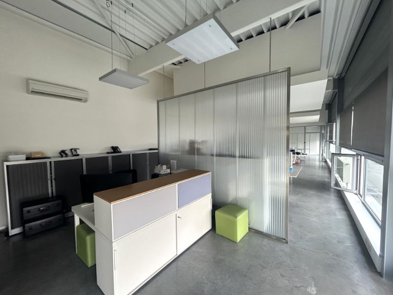 Moderne KMO-unit met 299 m² kantoren en 324 m² magazijn – nabij R4 foto 8
