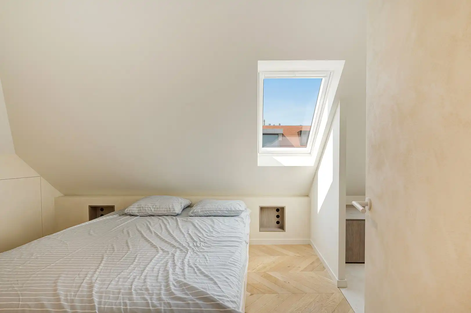 Prachtig gerenoveerd duplex hoekappartement nabij de Lippenslaan. foto 21