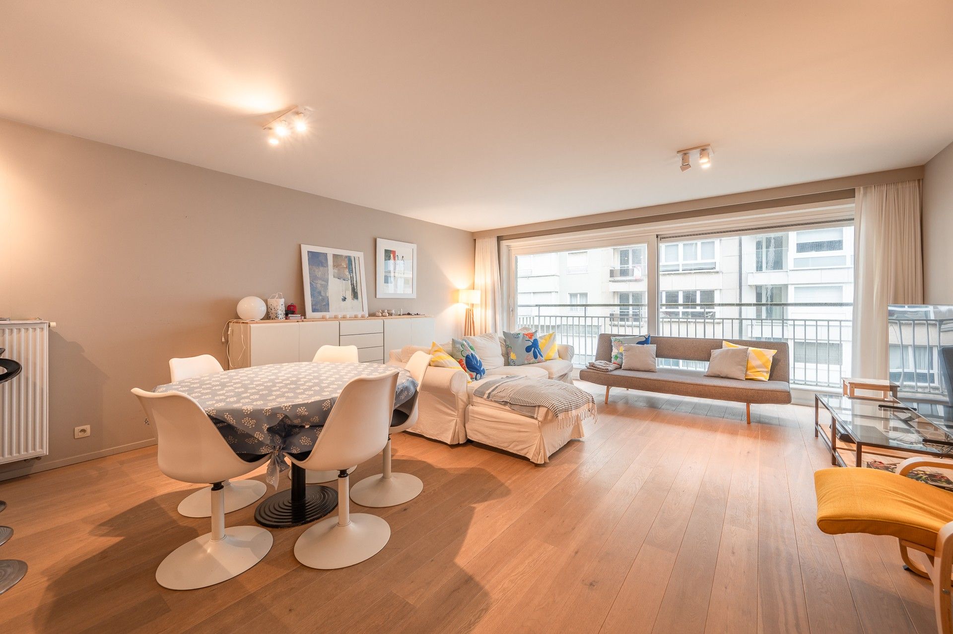 Gemeubeld: leuk en cozy appartement met 2 slpk en zijdelings zeezicht! foto {{pictureIndex}}