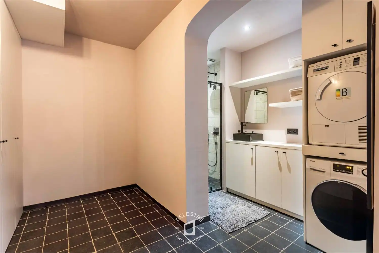 ** IN OPTIE **&nbsp;GERENOVEERDE WONING MET 6 SLPK. EN TUIN foto 42