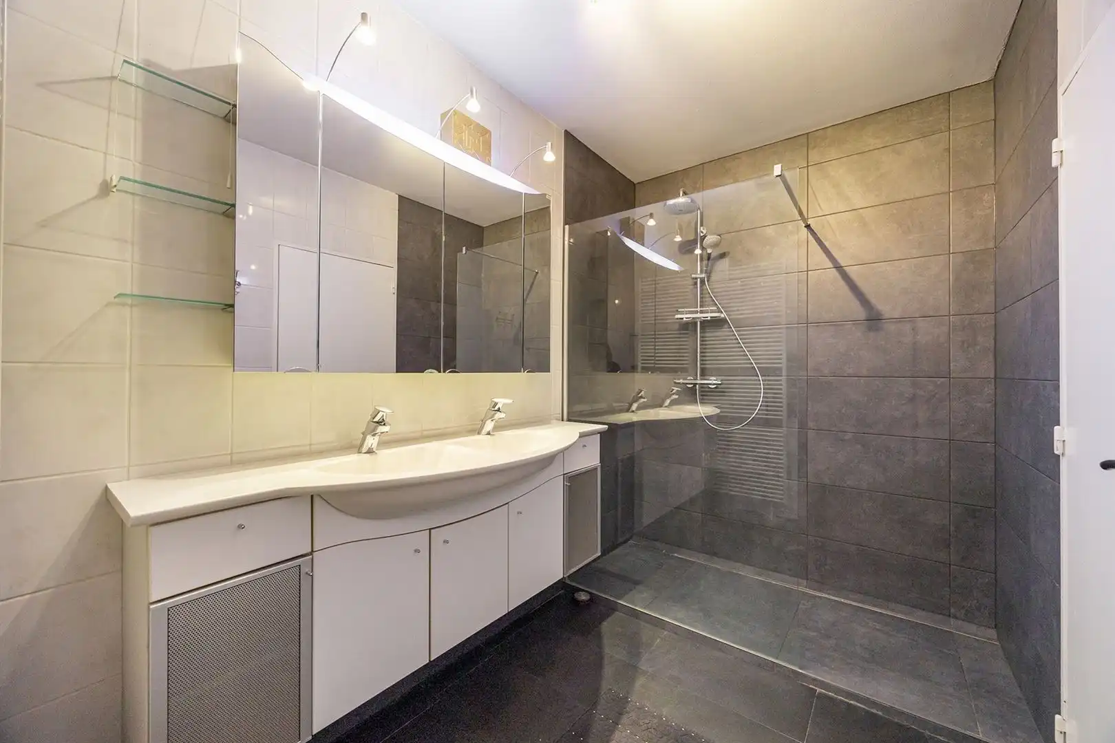 Appartement met 2 terrassen in doodlopende straat foto 16