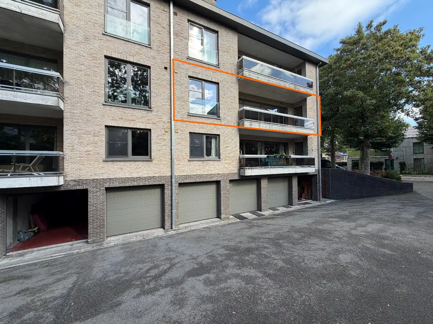 Lichtrijk 3-slaapkamerappartement met garage foto 17