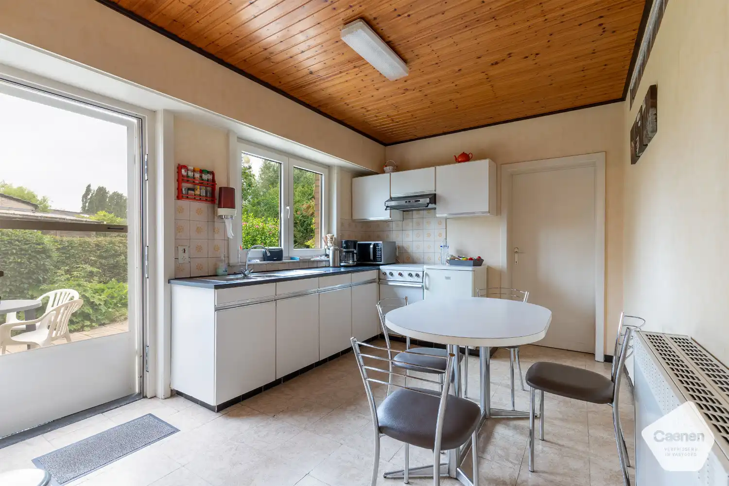 Te renoveren bungalow met 3 slaapkamers, garage en een prachtige tuin op een mooi perceel van 1000 m². foto 6