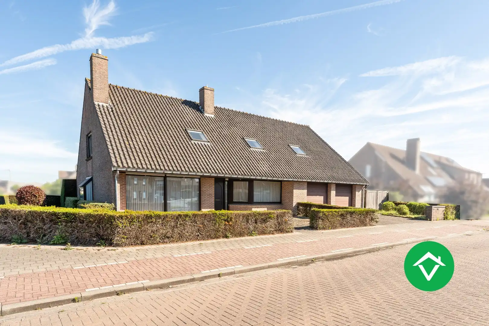 Stevige woning op gunstige ligging met 7 slaapkamers, dubbele garage en tuin te Roeselare foto {{pictureIndex}}