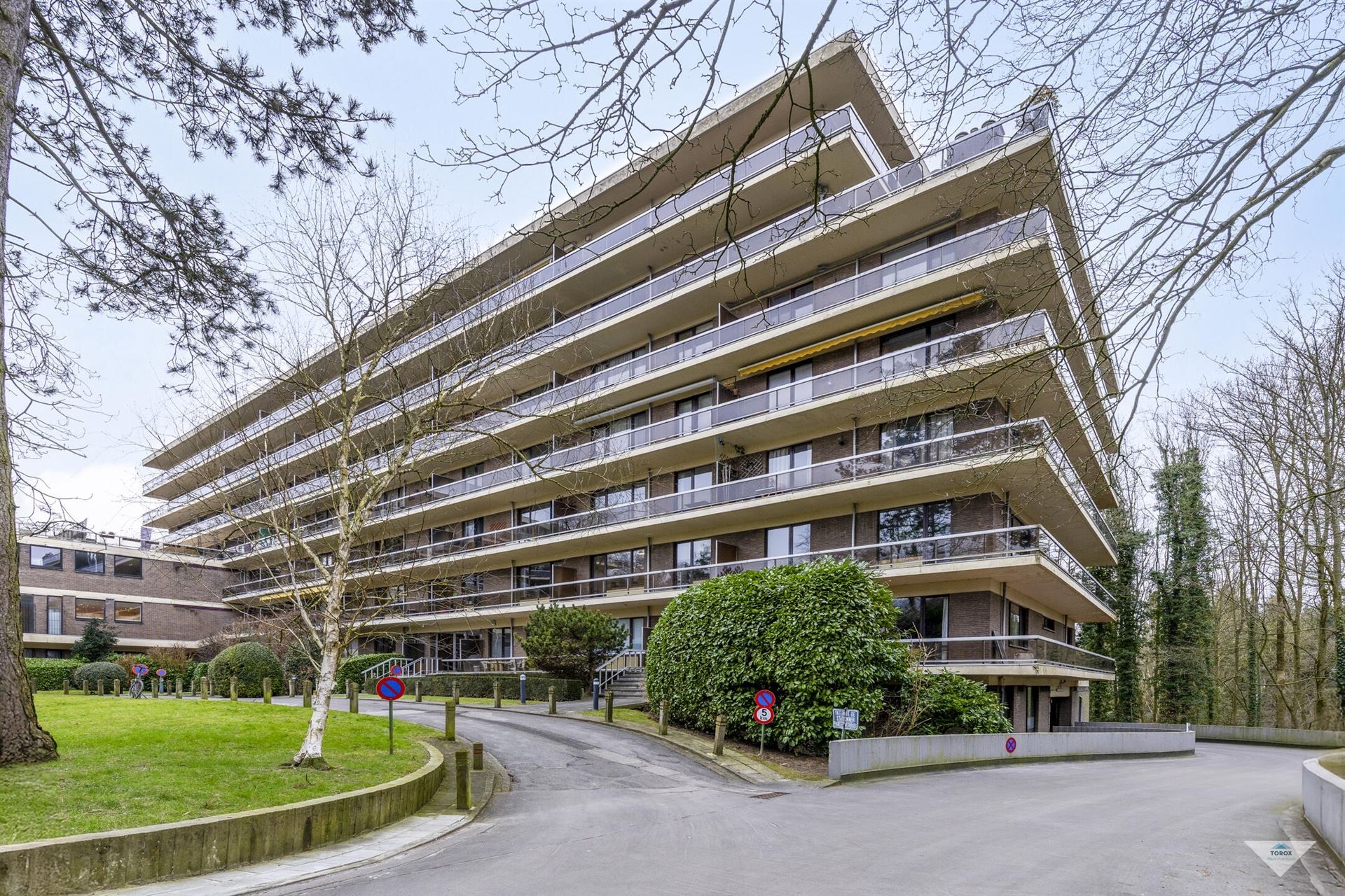 Aangename studio met groot terras en groen uitzicht foto 10