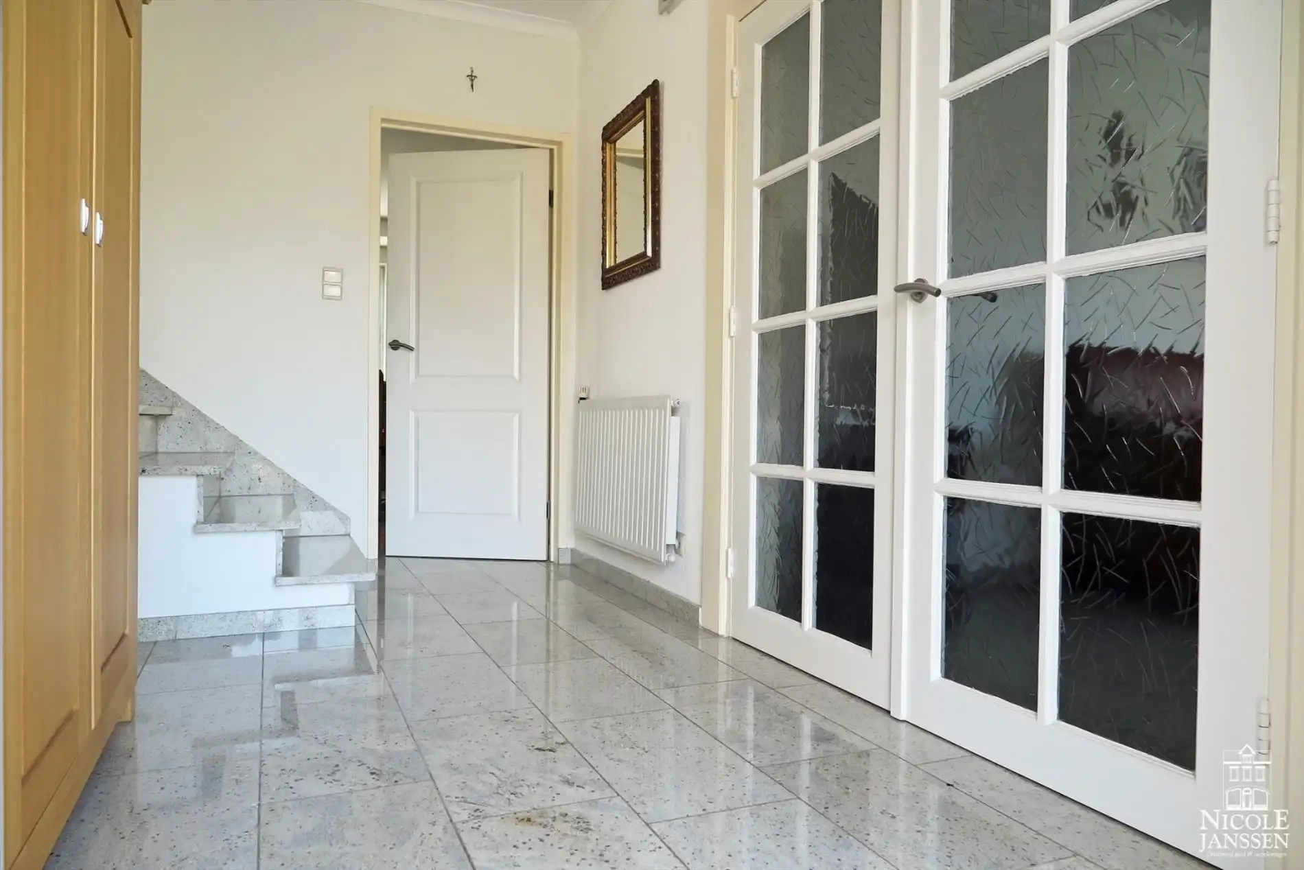 Praktisch split-level huis met mooi aangelegde tuin, zwembad en inpandige garage foto 4