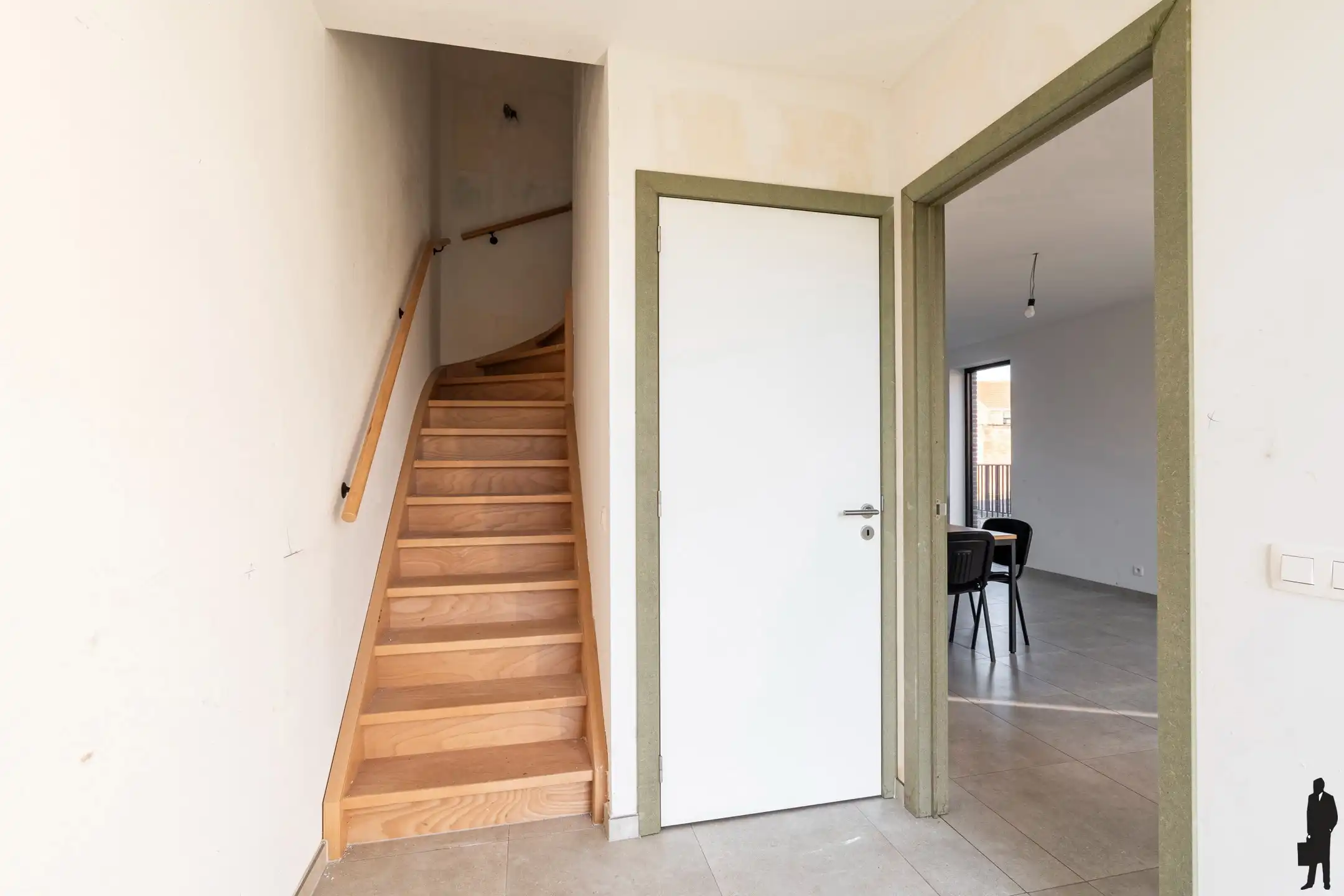 Halfopen woning met 3 slpks, parking en tuin met bijgebouw foto 3