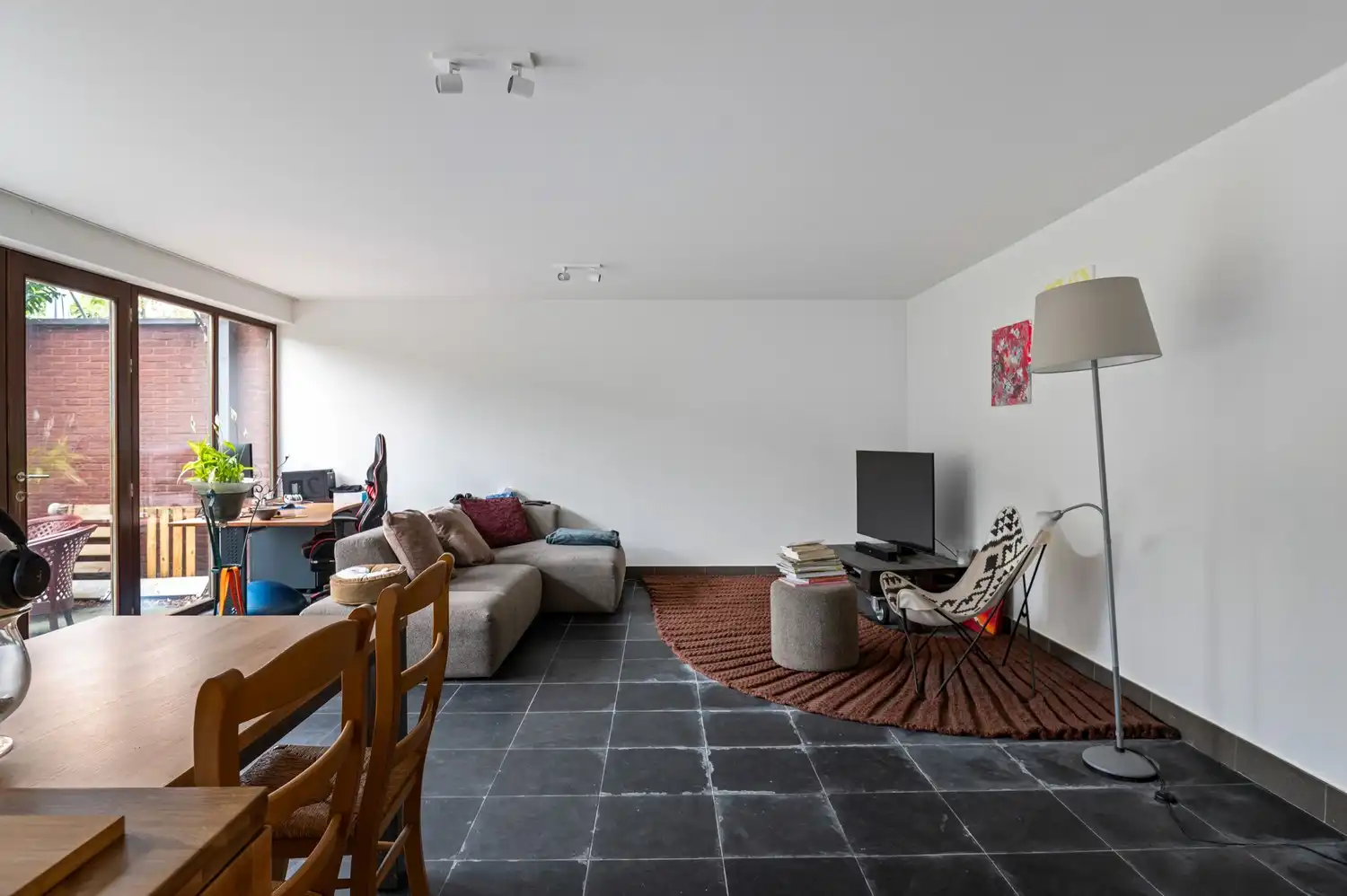 Gelijkvloers 2-slaapkamerappartement met tuin en garagebox foto 4