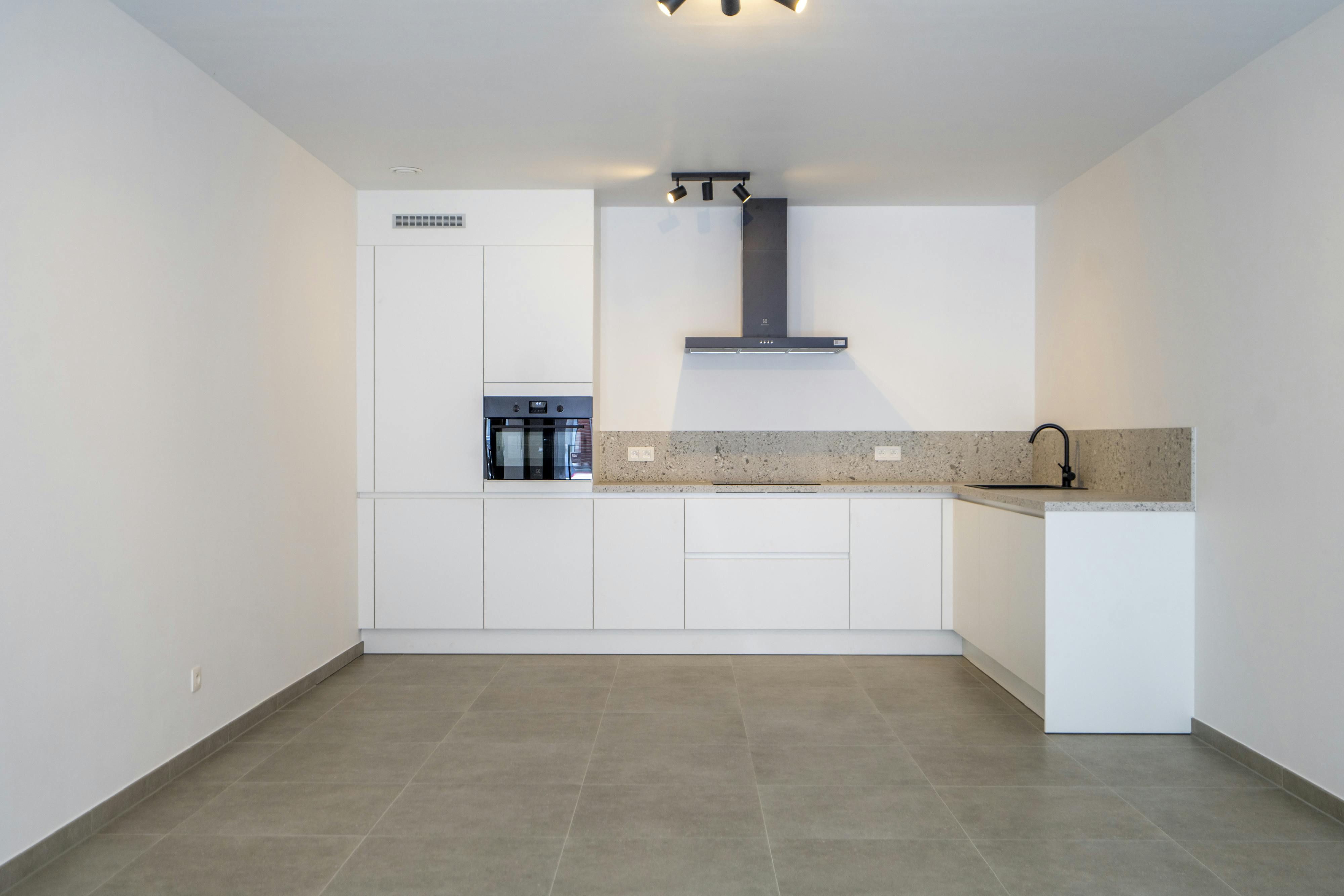 Nieuw en energiezuinig 2-slaapkamerappartement te koop te Wevelgem foto 6