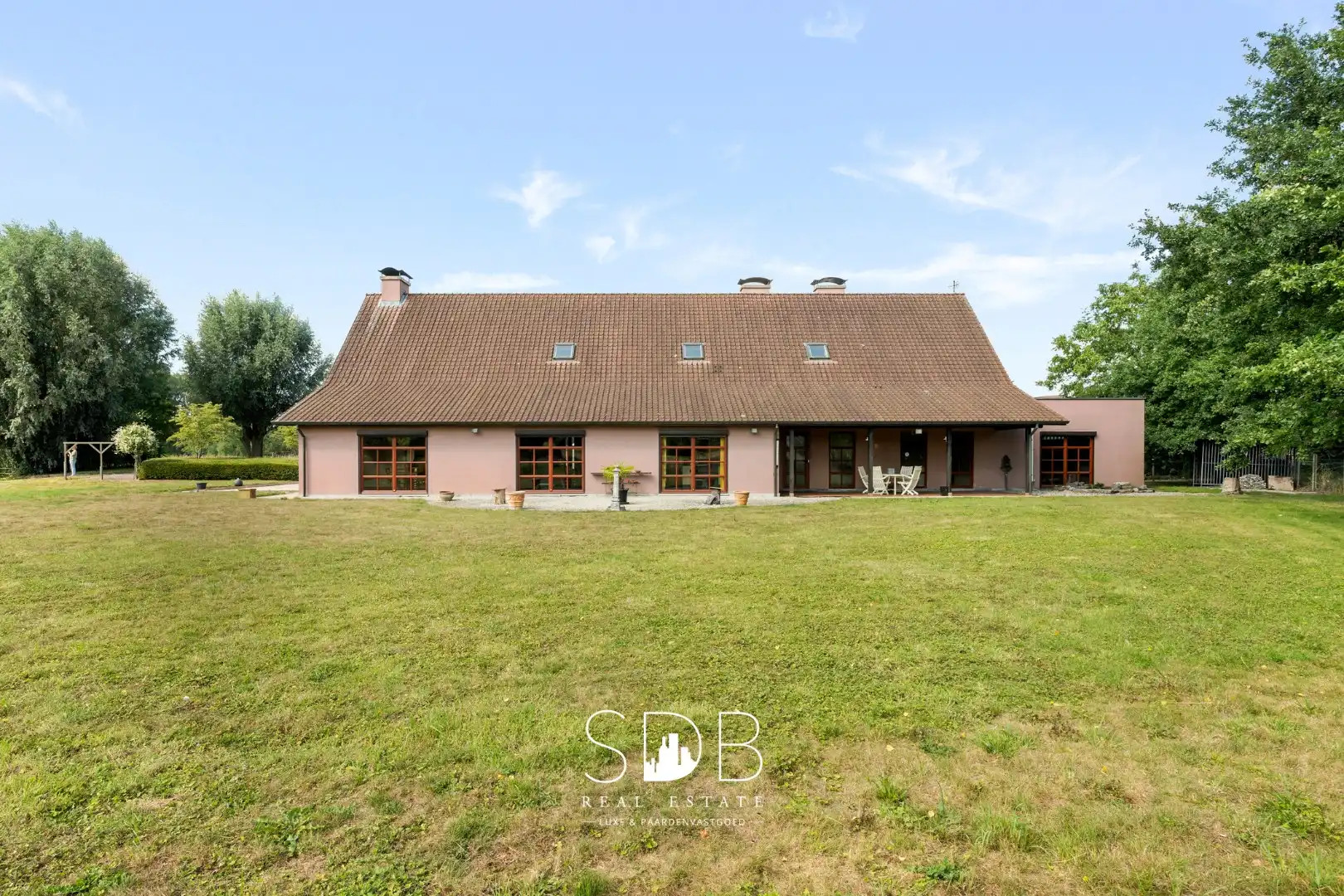 Hedendaagse villa met gezinstuin en graslanden op 7.496m² foto 31