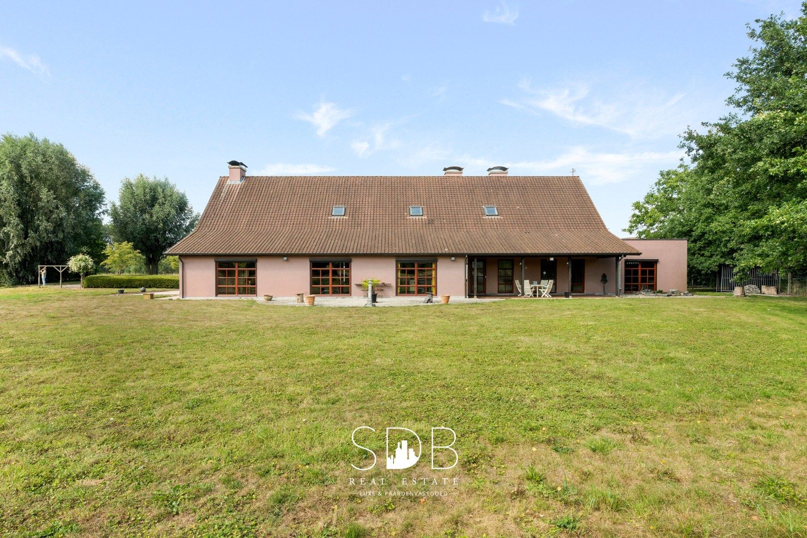 Hedendaagse villa met gezinstuin en graslanden op 7.496m² foto 32