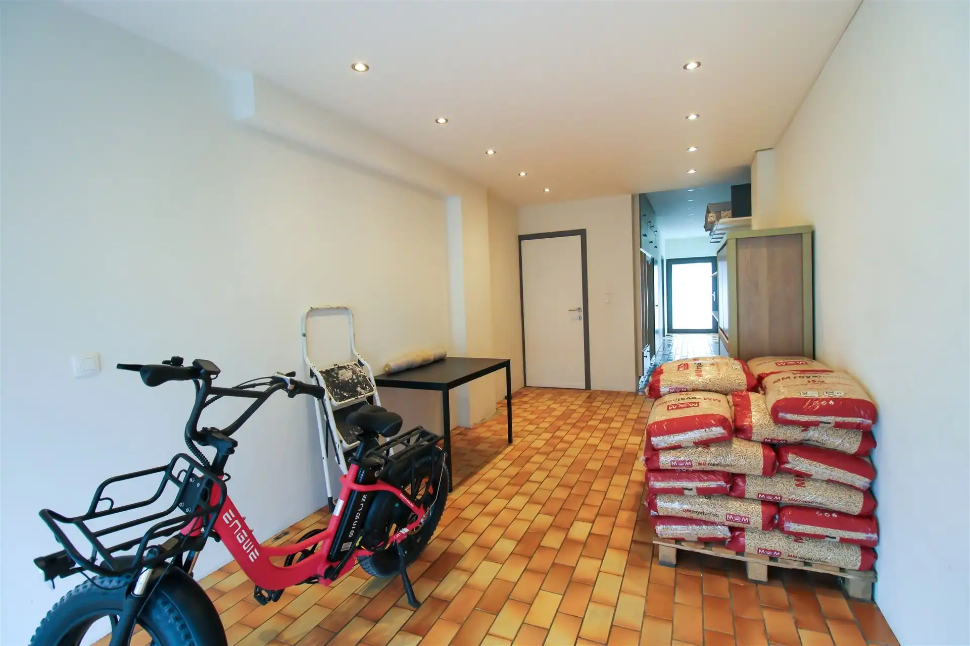 Instapklare gezinswoning met apart bijgebouw met eigen voorzieningen, 4 slaapkamers en inpandige garage op ruim perceel in hartje Maasmechelen! foto 8