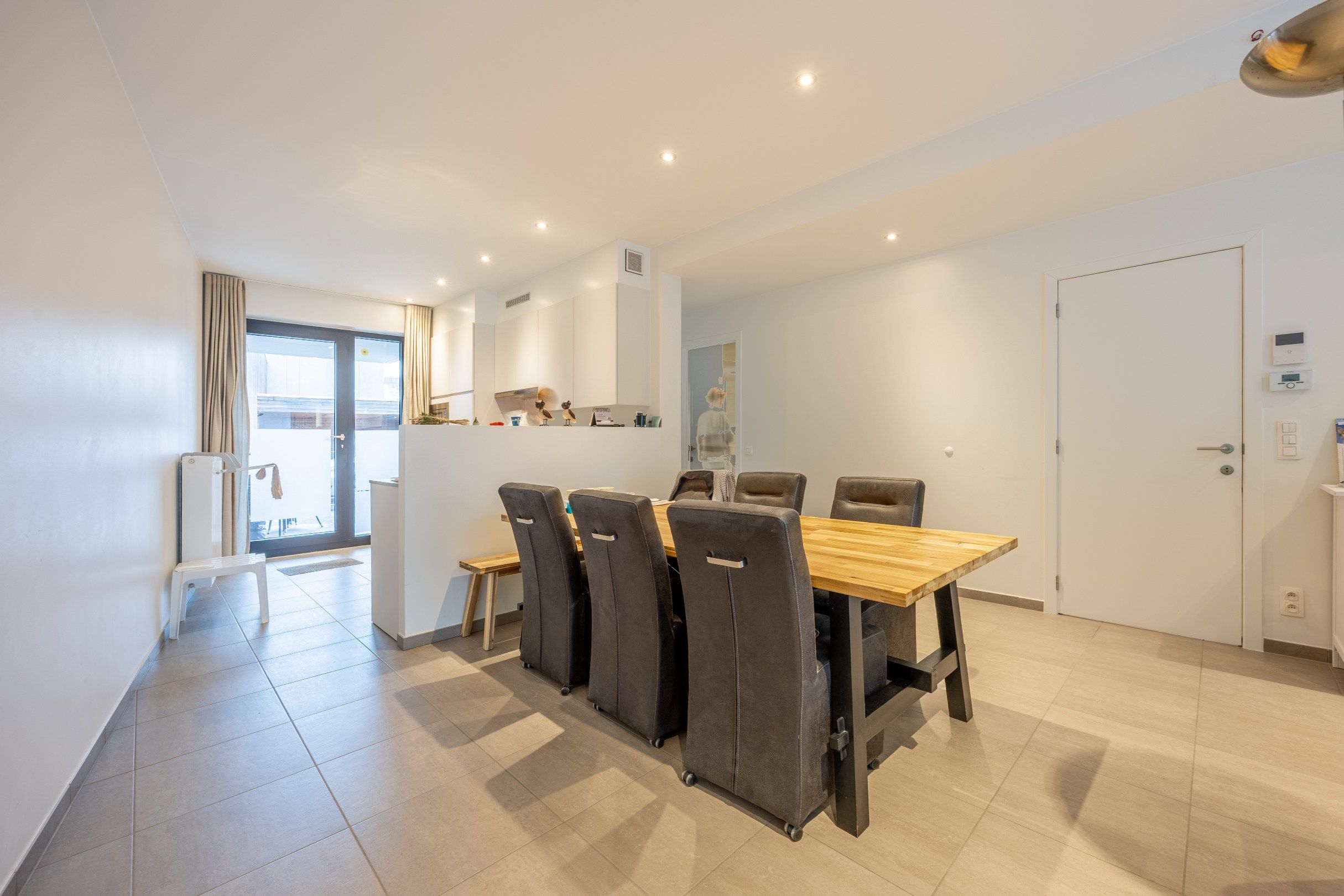 Gelijkvloers appartement met 2 slaapkamers en terras! foto 2