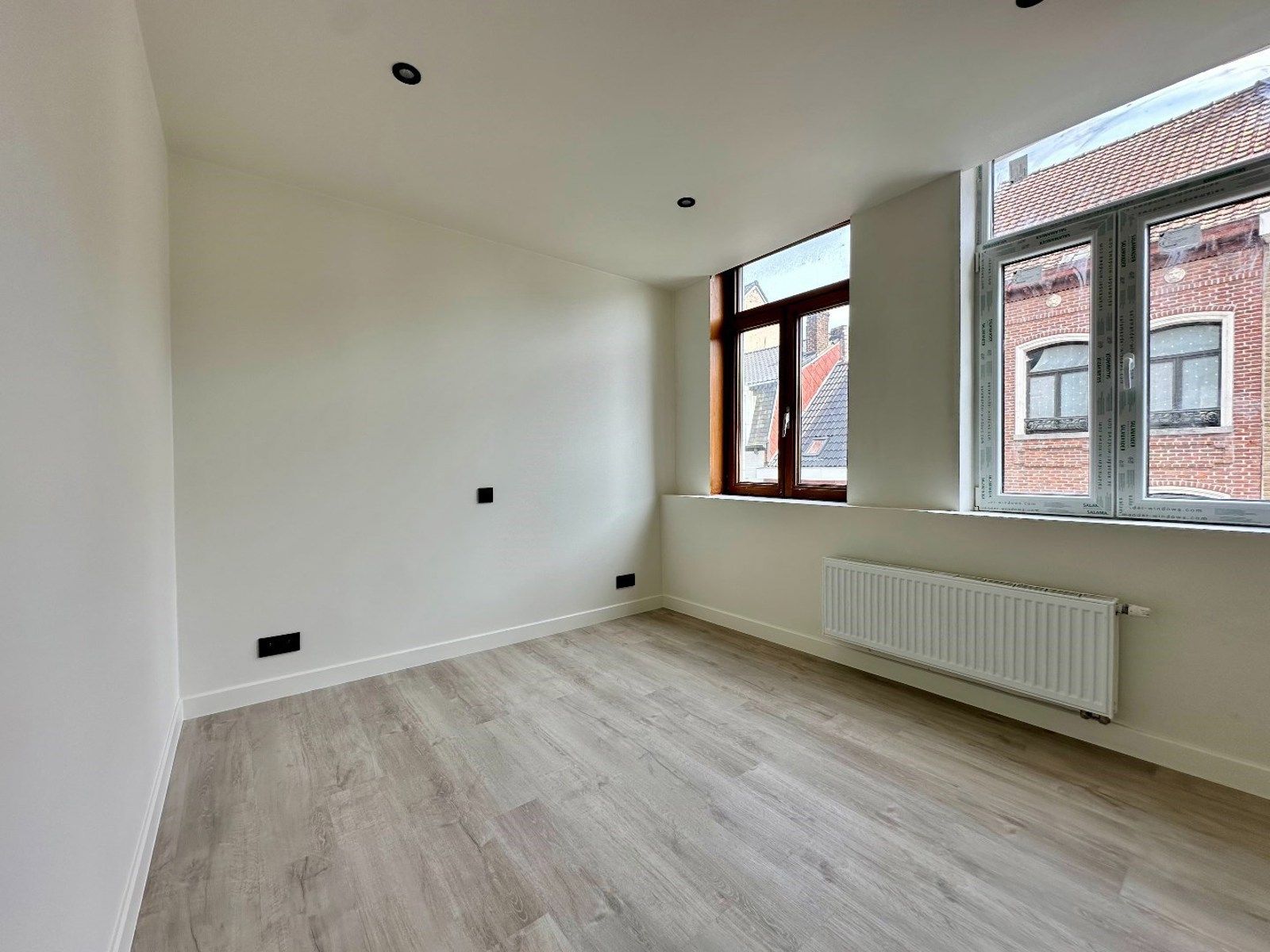 TE  HUUR- gerenoveerd appartement met 2 slaapkamers op centrale ligging foto 9