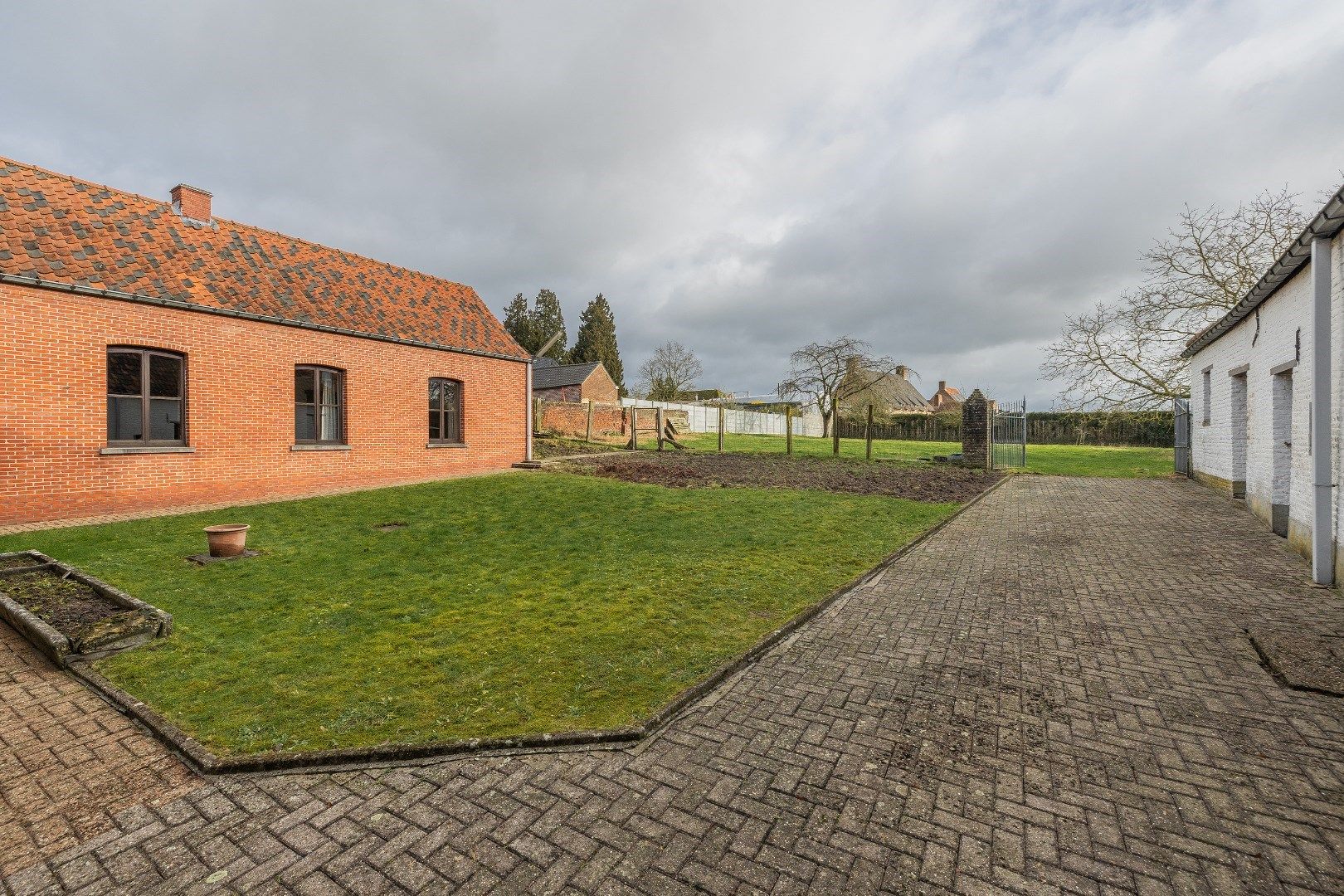 Unieke hoeve in de dorpskern van Steenhuize foto 3