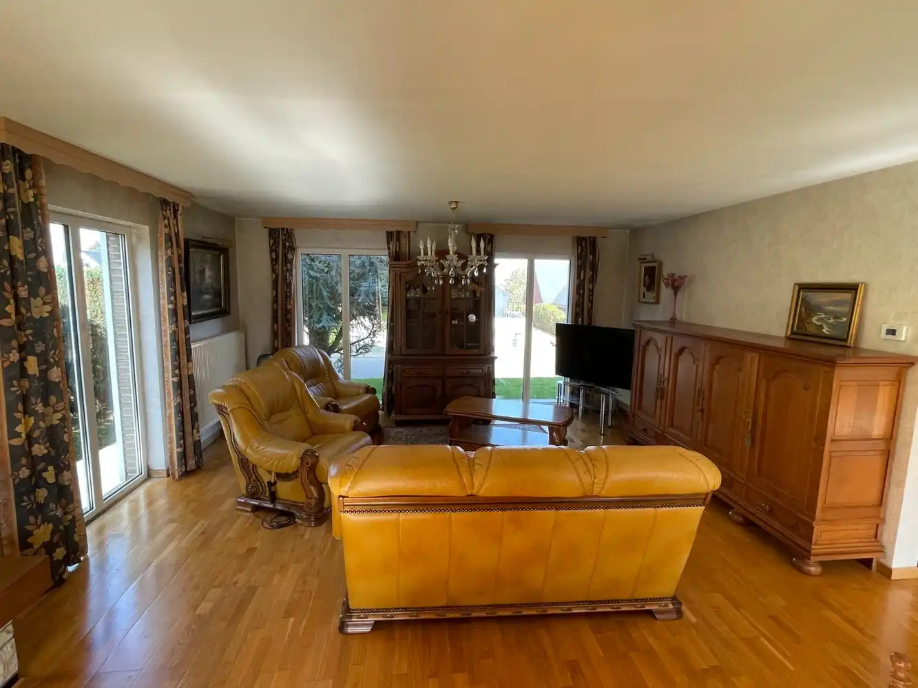 Karaktervolle vrijstaande villa met 5 slaapkamers en mooie tuin foto 6