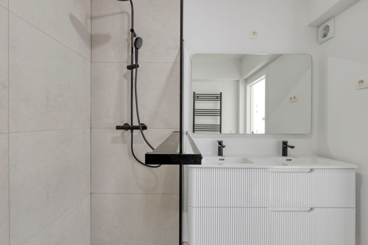 Volledig gerenoveerd en instapklaar 2 slaapkamer appartement foto 18