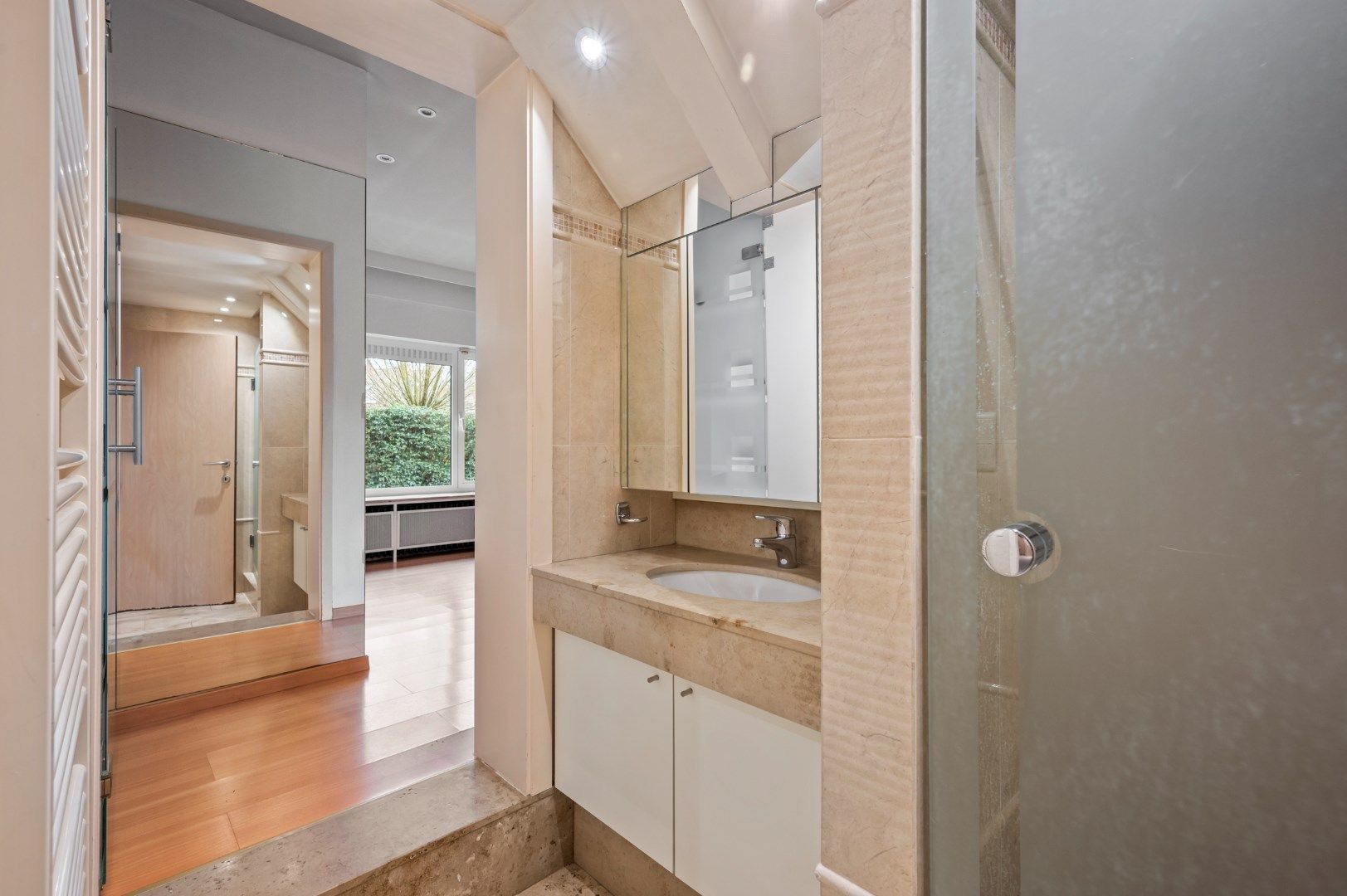 GEBOUW OP 2588M² MET 447M² BEW. OPP., 5 SLPKS, 3 BADKAMERS EN 3 GARAGES AAN DE LEIE foto 19