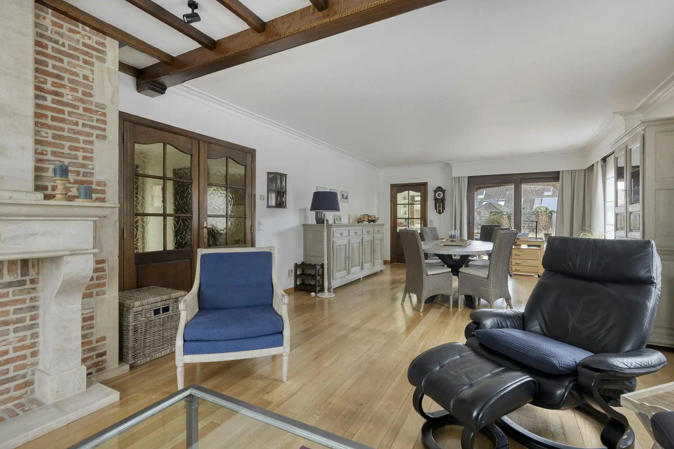 Verzorgde goed gelegen bungalow met grote garage en zolder foto 3