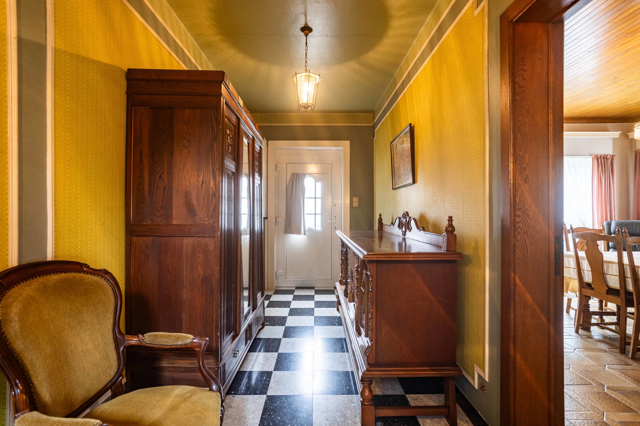 Te renoveren solide woning met garage op uitstekende locatie foto 5