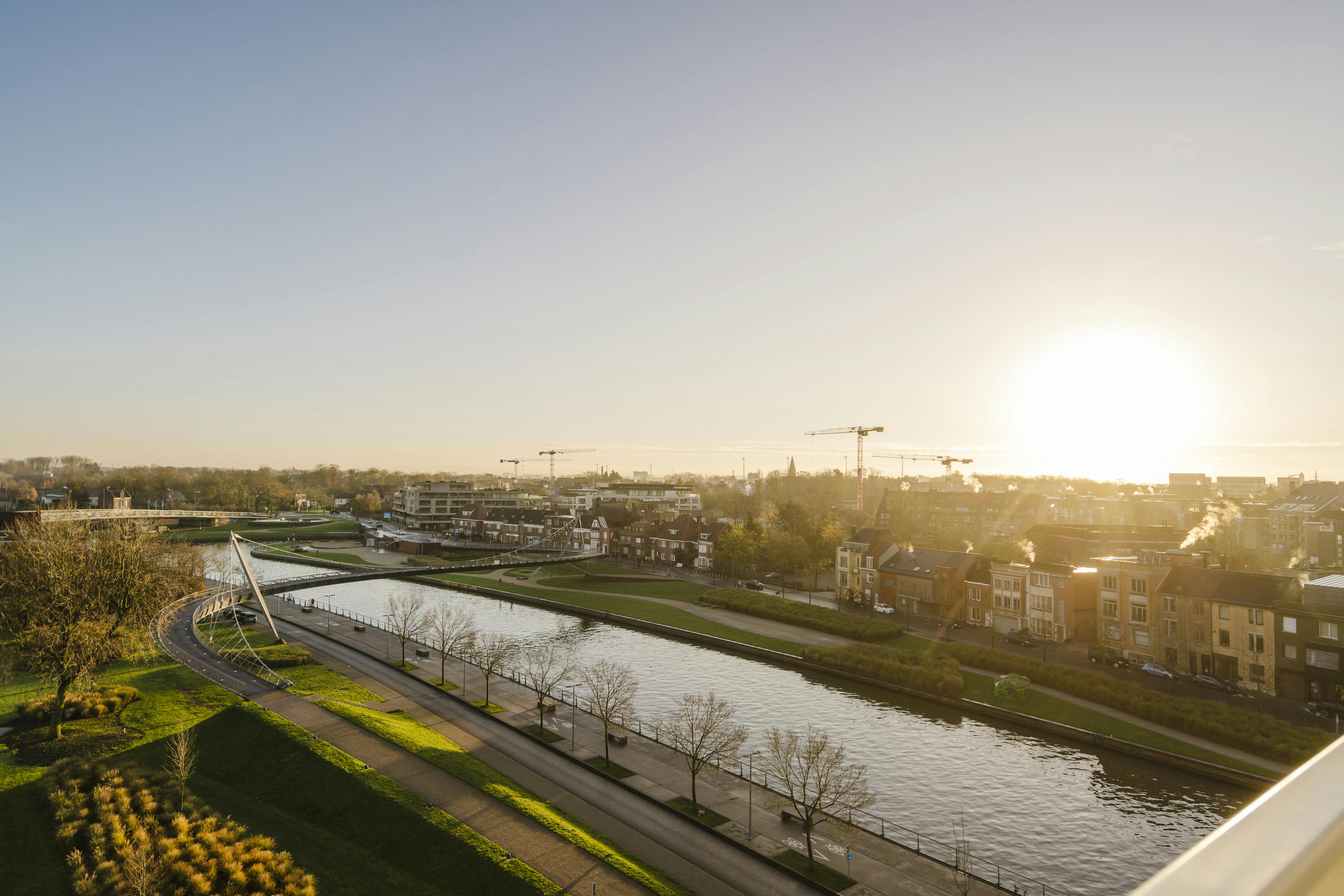 Adembenemend appartement met Leiezicht in hartje Kortrijk foto 6