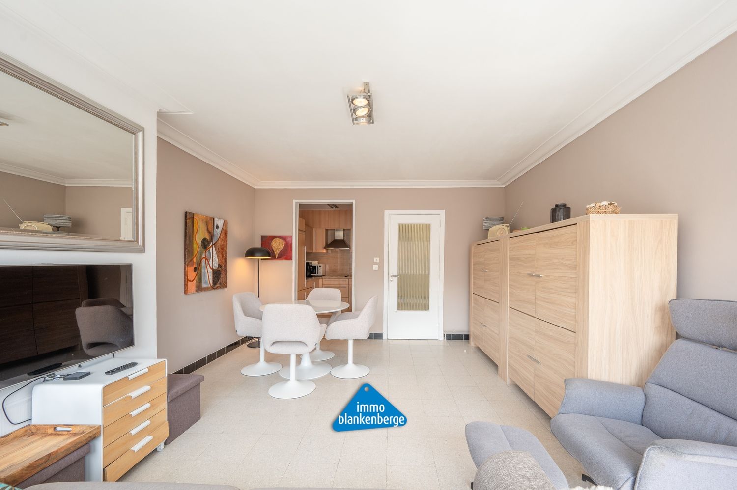 Lichtrijk en gemeubeld appartement vlakbij de zeedijk en het centrum van Blankenberge foto 3